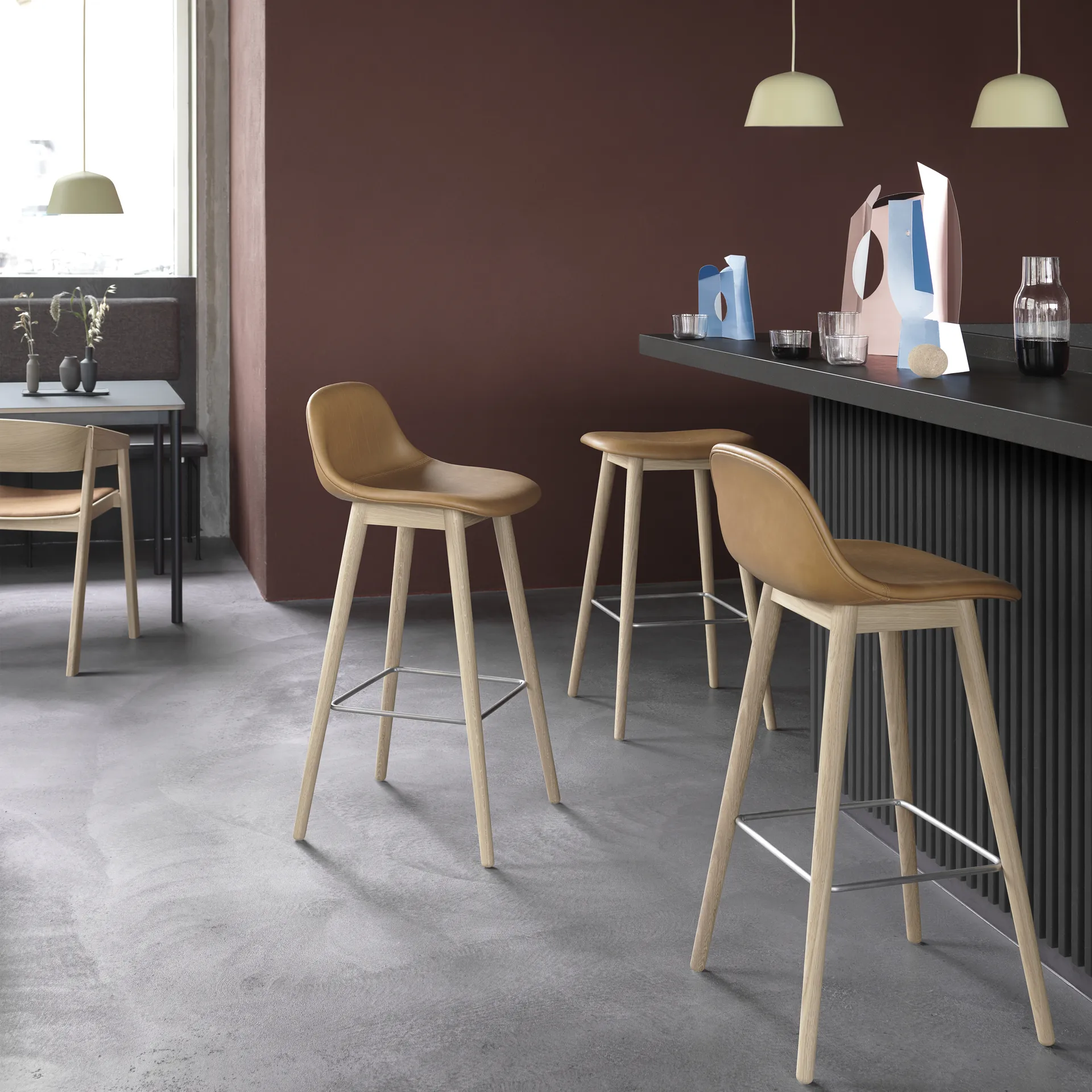Fiber 带靠背高脚凳 75cm, 皮革黑色_黑色支腿 Muuto