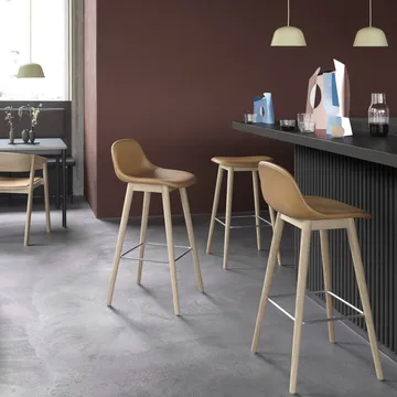 Fiber 带靠背高脚凳 75cm - 皮革黑色_黑色支腿 - Muuto