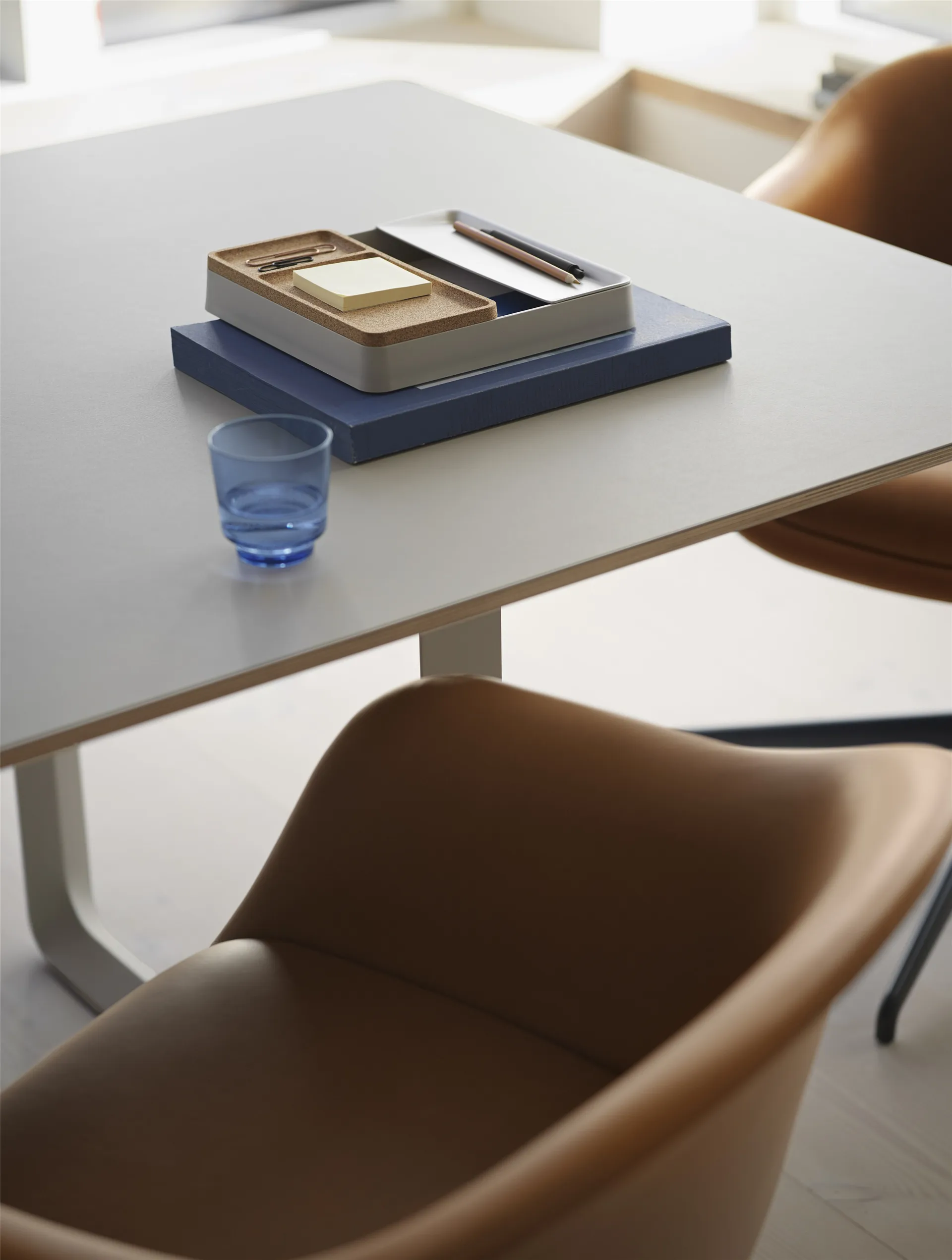 Fiber Conference 扶手椅 with wooden legs, Refine leather cognac-oak Muuto