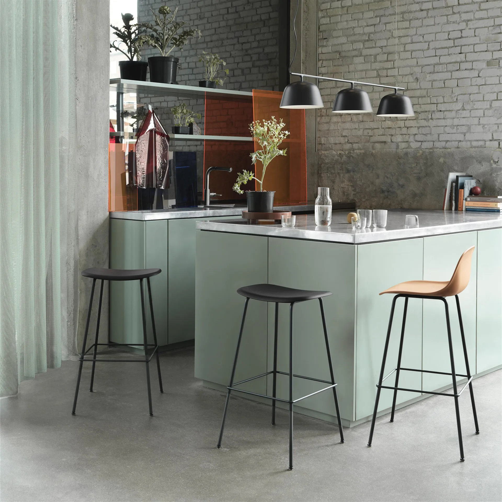 Fiber Tube 靠背吧台椅65Cm, 赭石色_黑色 Muuto