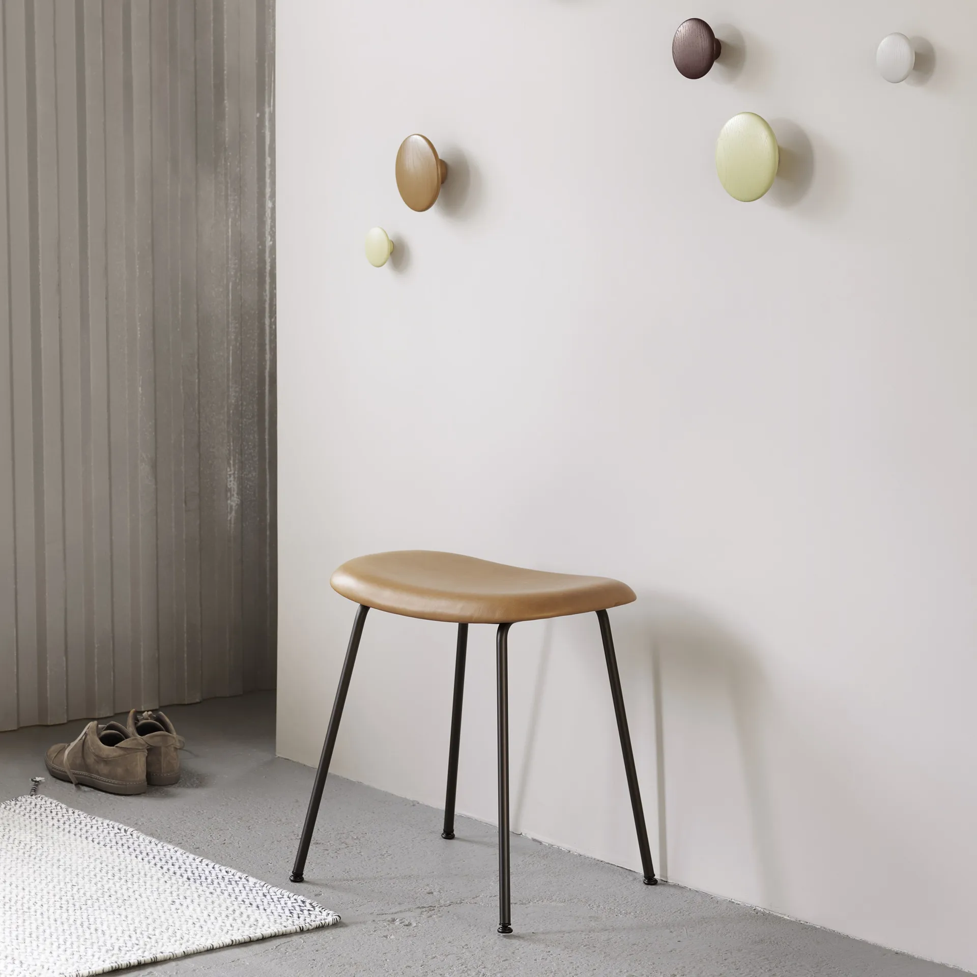 Fiber 凳子, 灰绿色_深棕色染色木质支腿 Muuto