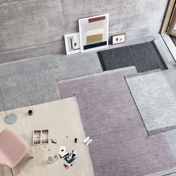Ply 地毯由 Margrethe Odgaard 为 Muuto 设计，是一款带有独特巧思的经典羊毛地毯。地毯采用经典的斜纹技术编织，并点缀以精巧的小流苏。经典的风格与现代感的鱼骨纹图案相结合，使地毯极具动态美感。这款地毯在纽西兰手工制作，是客厅或走廊的理想装饰。 - dark 灰色 - Muuto