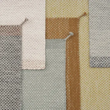 Ply 地毯由 Margrethe Odgaard 为 Muuto 设计，是一款带有独特巧思的经典羊毛地毯。地毯采用经典的斜纹技术编织，并点缀以精巧的小流苏。经典的风格与现代感的鱼骨纹图案相结合，使地毯极具动态美感。这款地毯在纽西兰手工制作，是客厅或走廊的理想装饰。 - Light 玫瑰色 - Muuto
