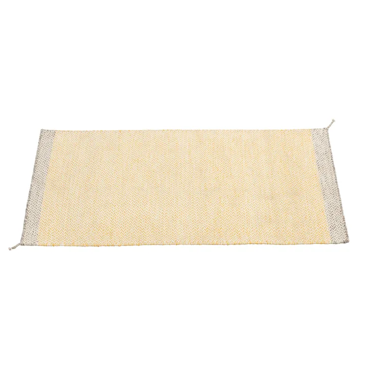 Ply 地毯由 Margrethe Odgaard 为 Muuto 设计，是一款带有独特巧思的经典羊毛地毯。地毯采用经典的斜纹技术编织，并点缀以精巧的小流苏。经典的风格与现代感的鱼骨纹图案相结合，使地毯极具动态美感。这款地毯在纽西兰手工制作，是客厅或走廊的理想装饰。 - 黄色 - Muuto