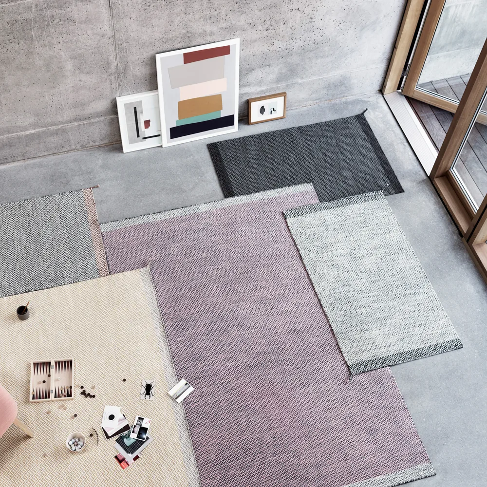 Ply 地毯由 Margrethe Odgaard 为 Muuto 设计，是一款带有独特巧思的经典羊毛地毯。地毯采用经典的斜纹技术编织，并点缀以精巧的小流苏。经典的风格与现代感的鱼骨纹图案相结合，使地毯极具动态美感。这款地毯在纽西兰手工制作，是客厅或走廊的理想装饰。, 黄色 Muuto