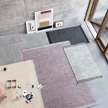 Ply 地毯由 Margrethe Odgaard 为 Muuto 设计，是一款带有独特巧思的经典羊毛地毯。地毯采用经典的斜纹技术编织，并点缀以精巧的小流苏。经典的风格与现代感的鱼骨纹图案相结合，使地毯极具动态美感。这款地毯在纽西兰手工制作，是客厅或走廊的理想装饰。 - 黄色 - Muuto