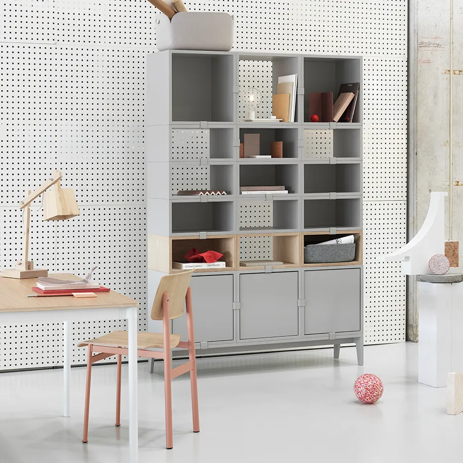 Stacked 2.0 搁架 带门 中号, 浅灰色 Muuto