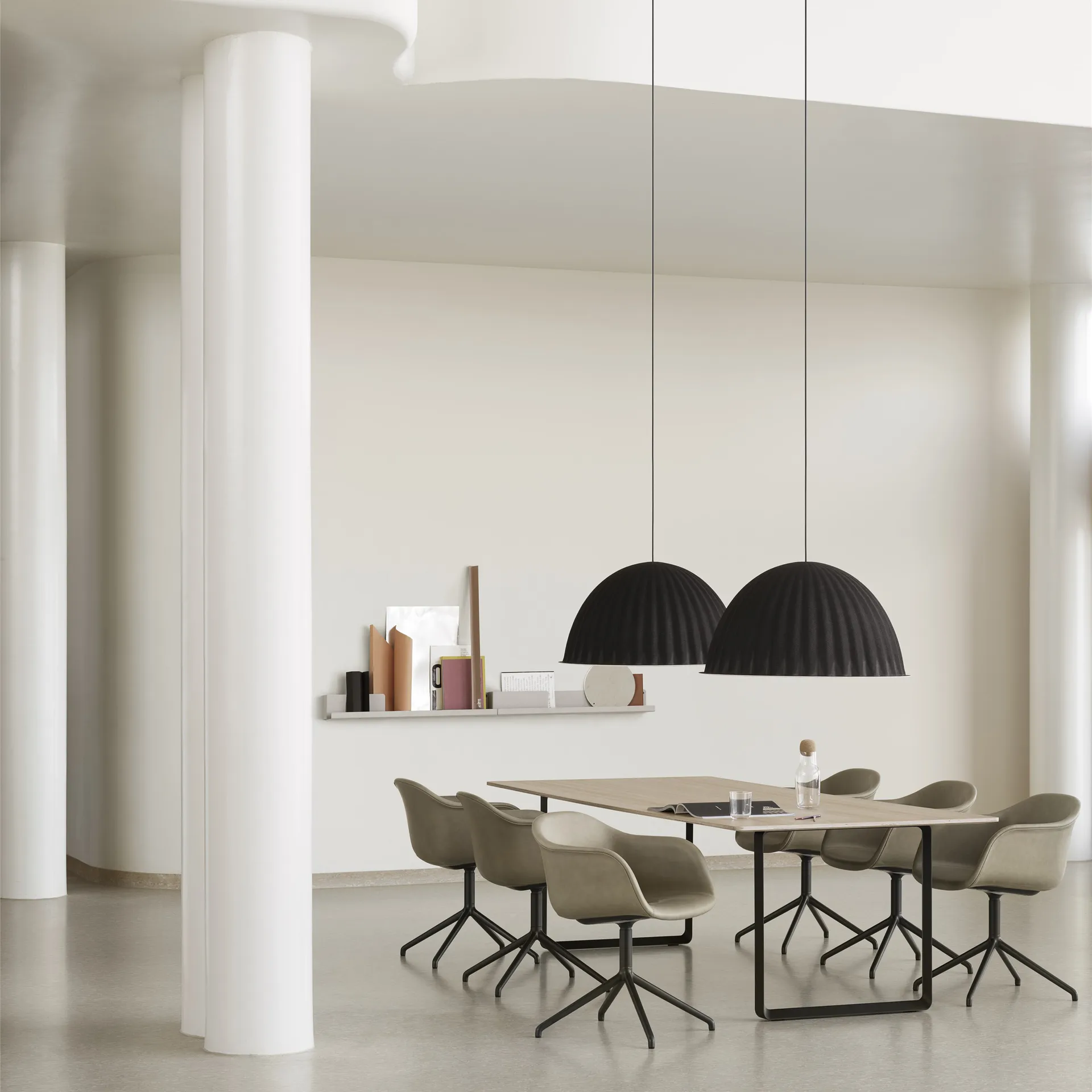 Under the Bell吸顶灯Ø82cm, 黑色 Muuto