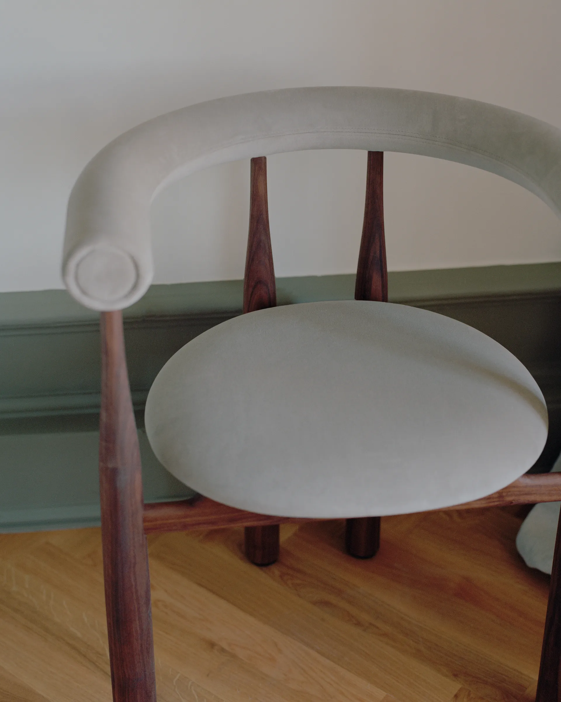 Bukowski upholstered 扶手椅, 核桃色, Megan 26 米色 New Works