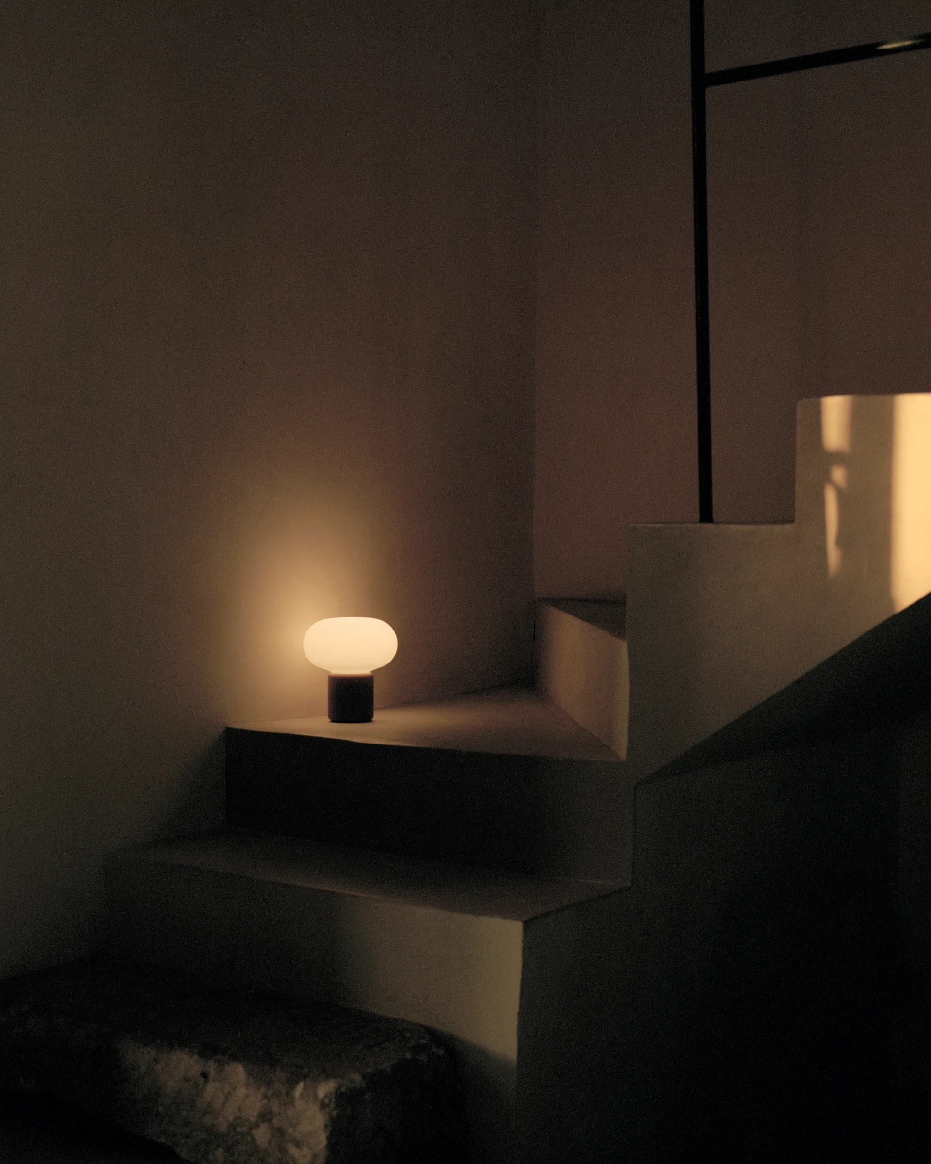 Karl-Johan_便携式台灯, 冷黑色 New Works