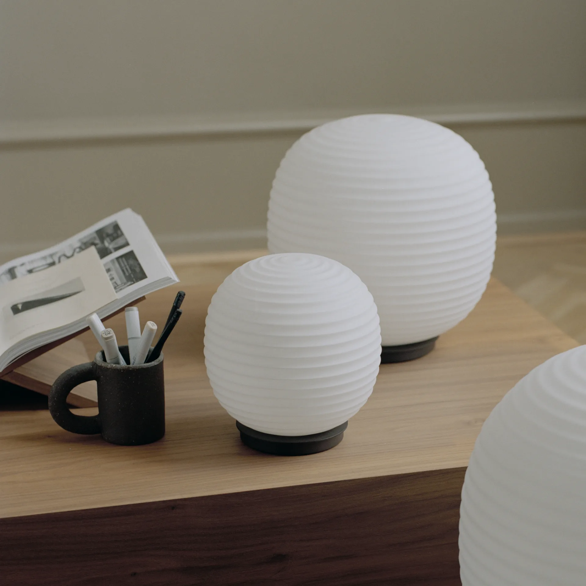 Lantern Globe 台灯 medium, 磨砂白色蛋白石玻璃 New Works