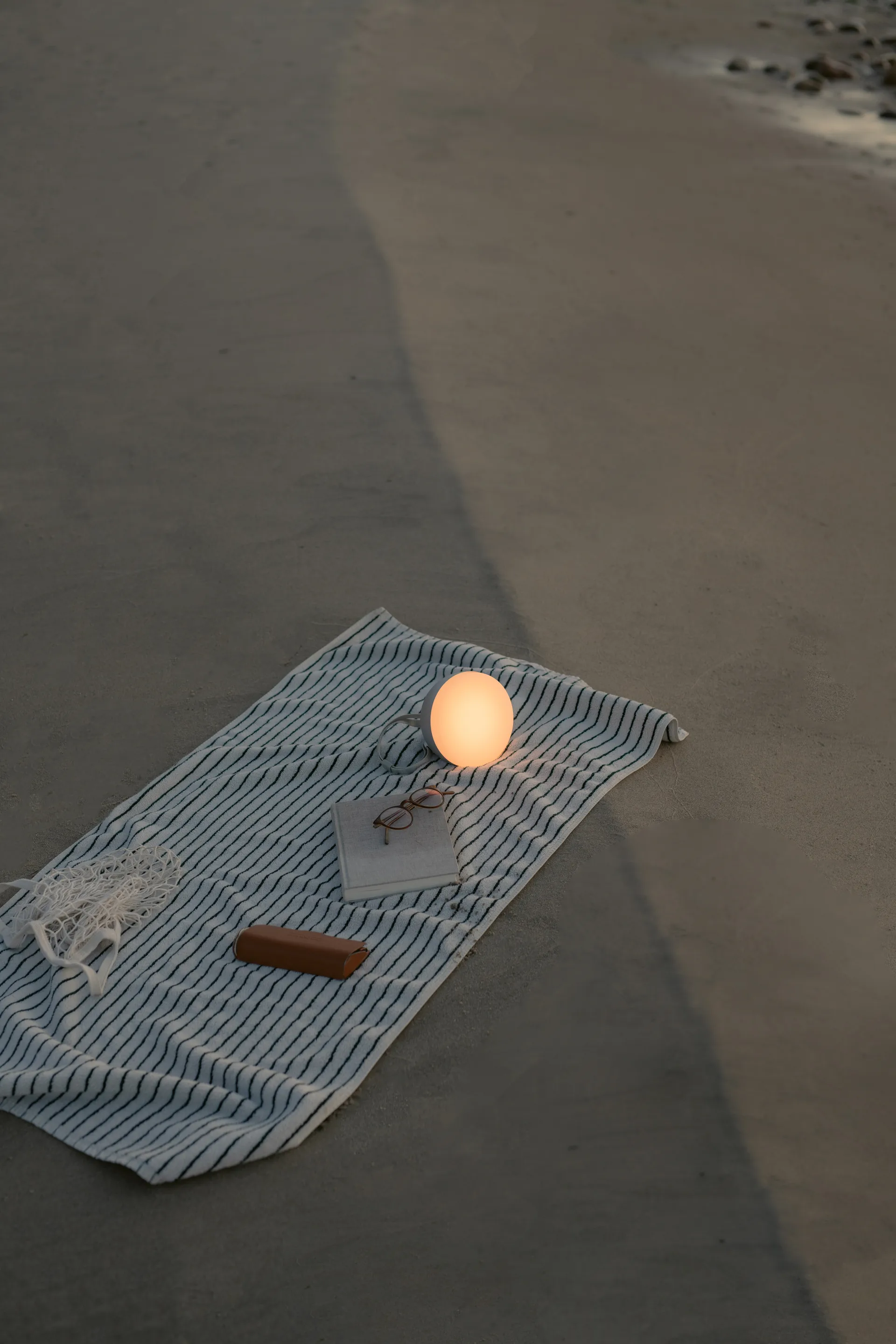 Sphere 便携 灯, 暖灰色 New Works