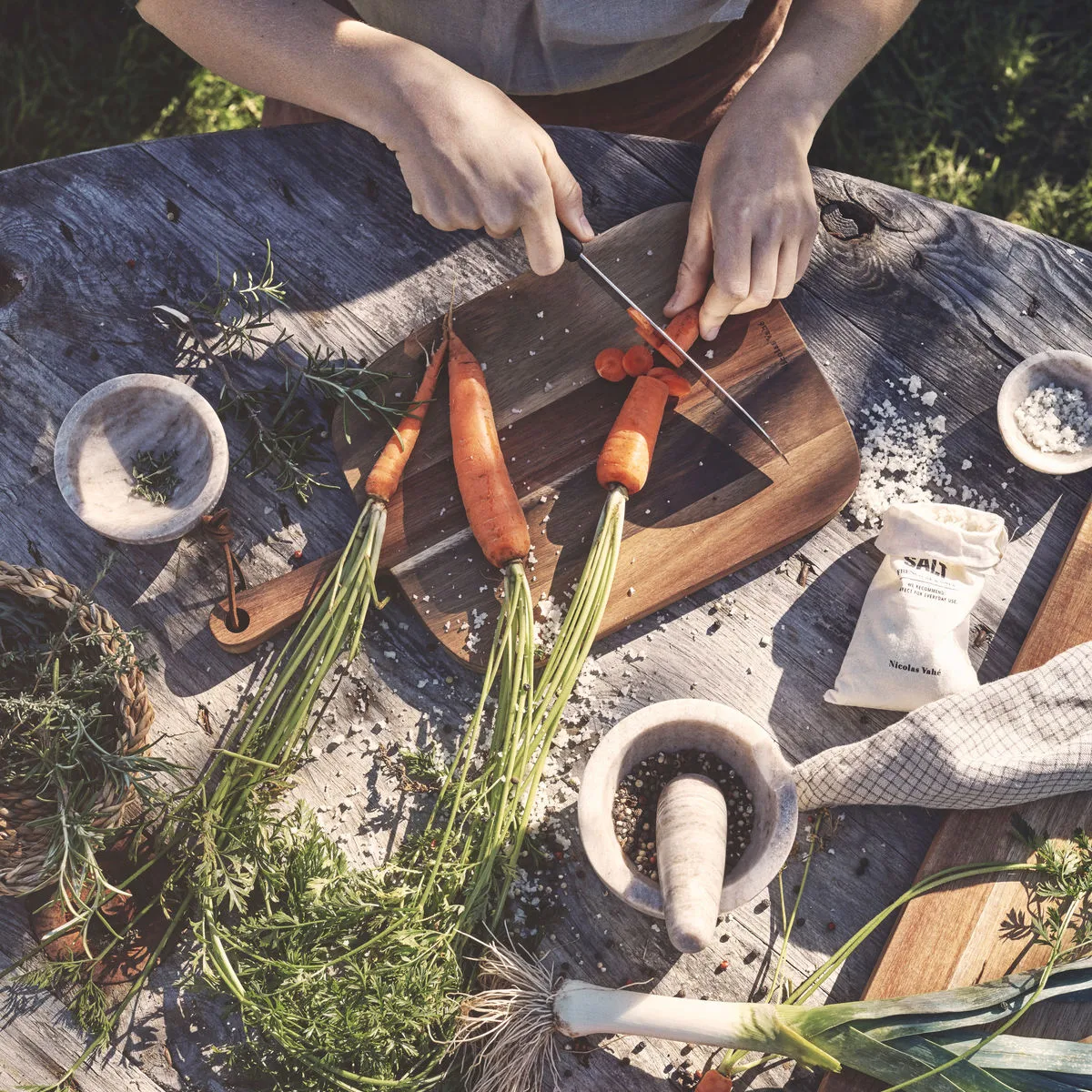 Nicolas Vahe serving 托盘, Small Nicolas Vahé