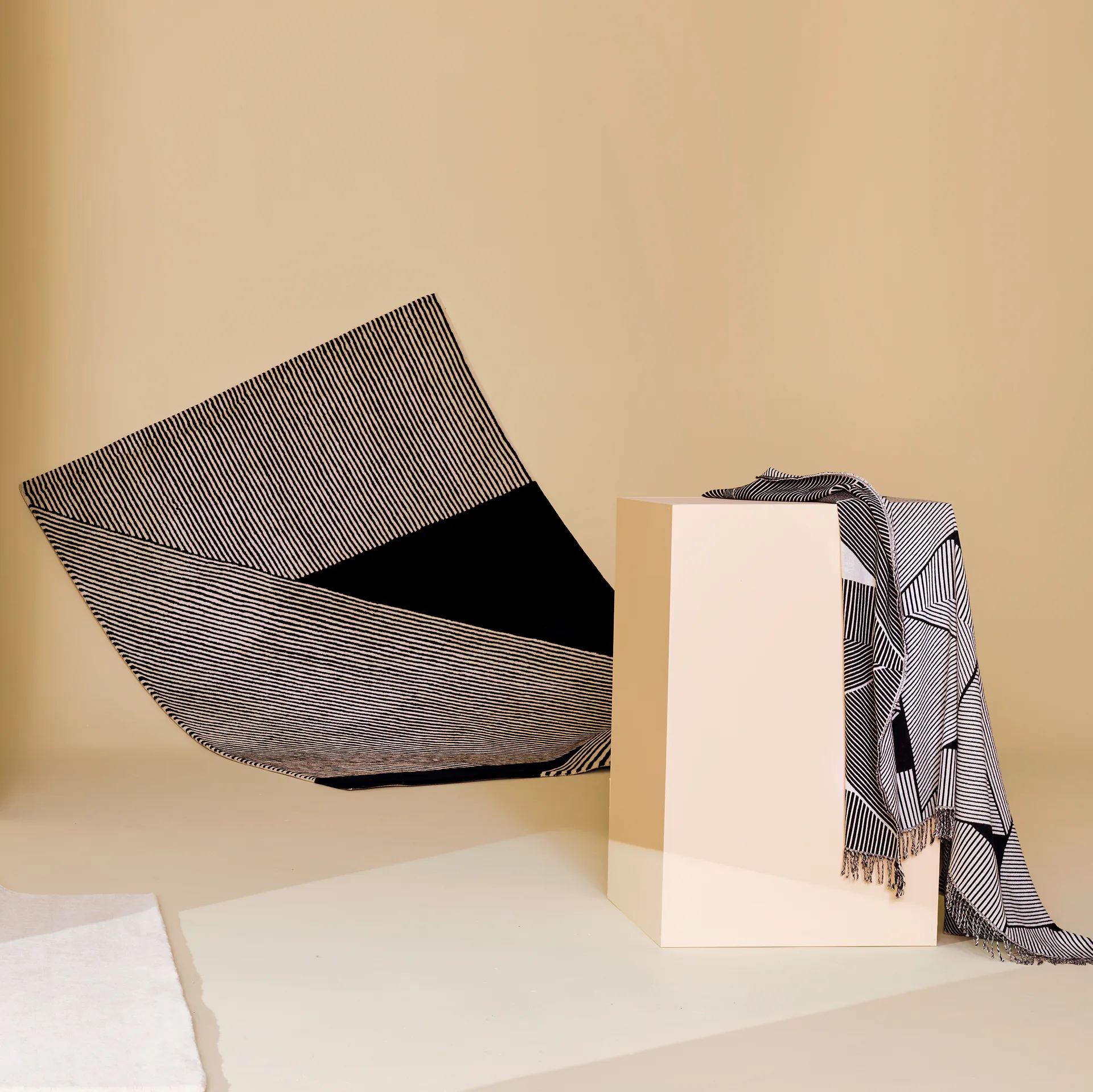 条纹黑色羊毛地毯, 170x240cm NJRD