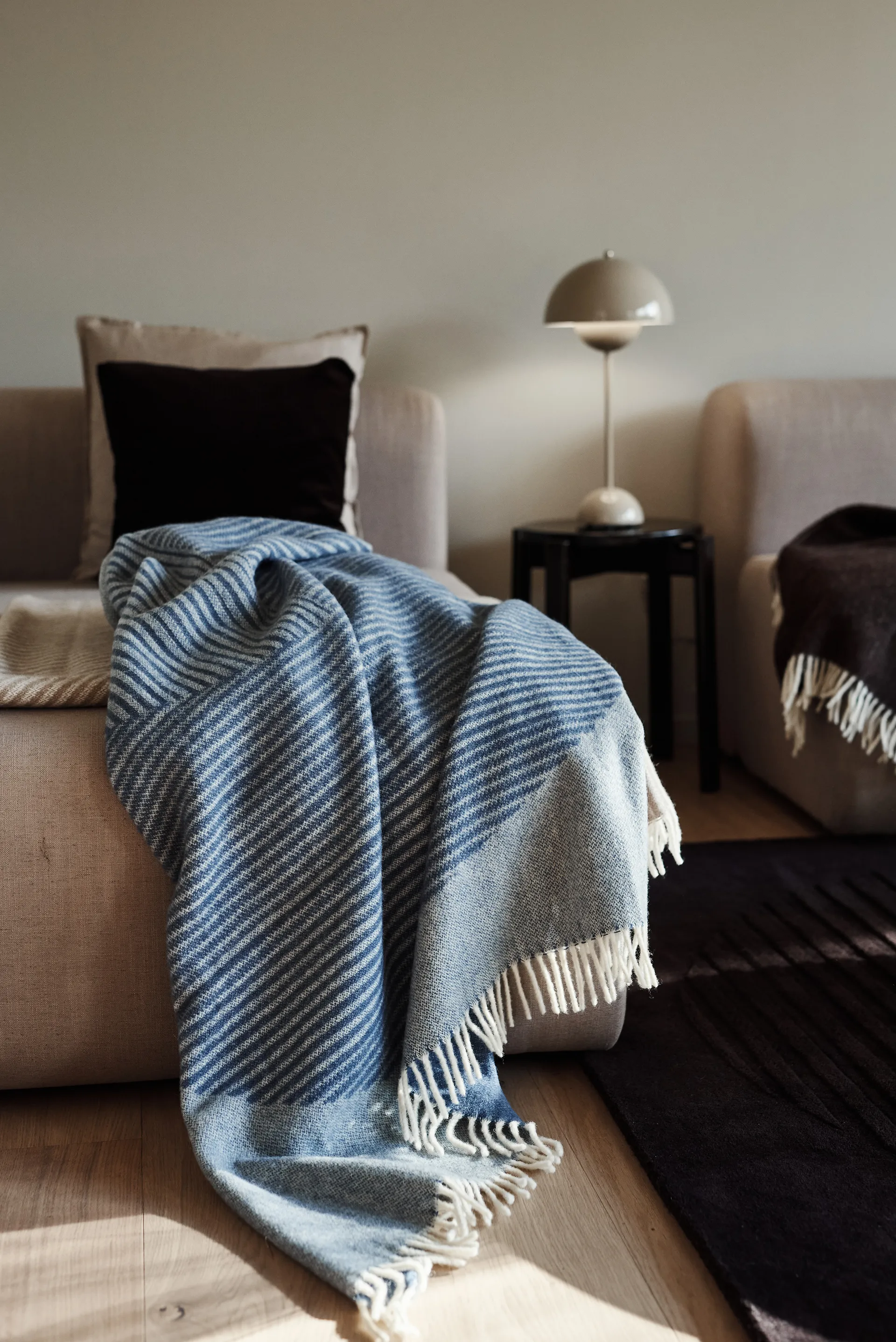 Circles 相交圆编织纹羊毛毯 130x185 cm, 蓝色 NJRD