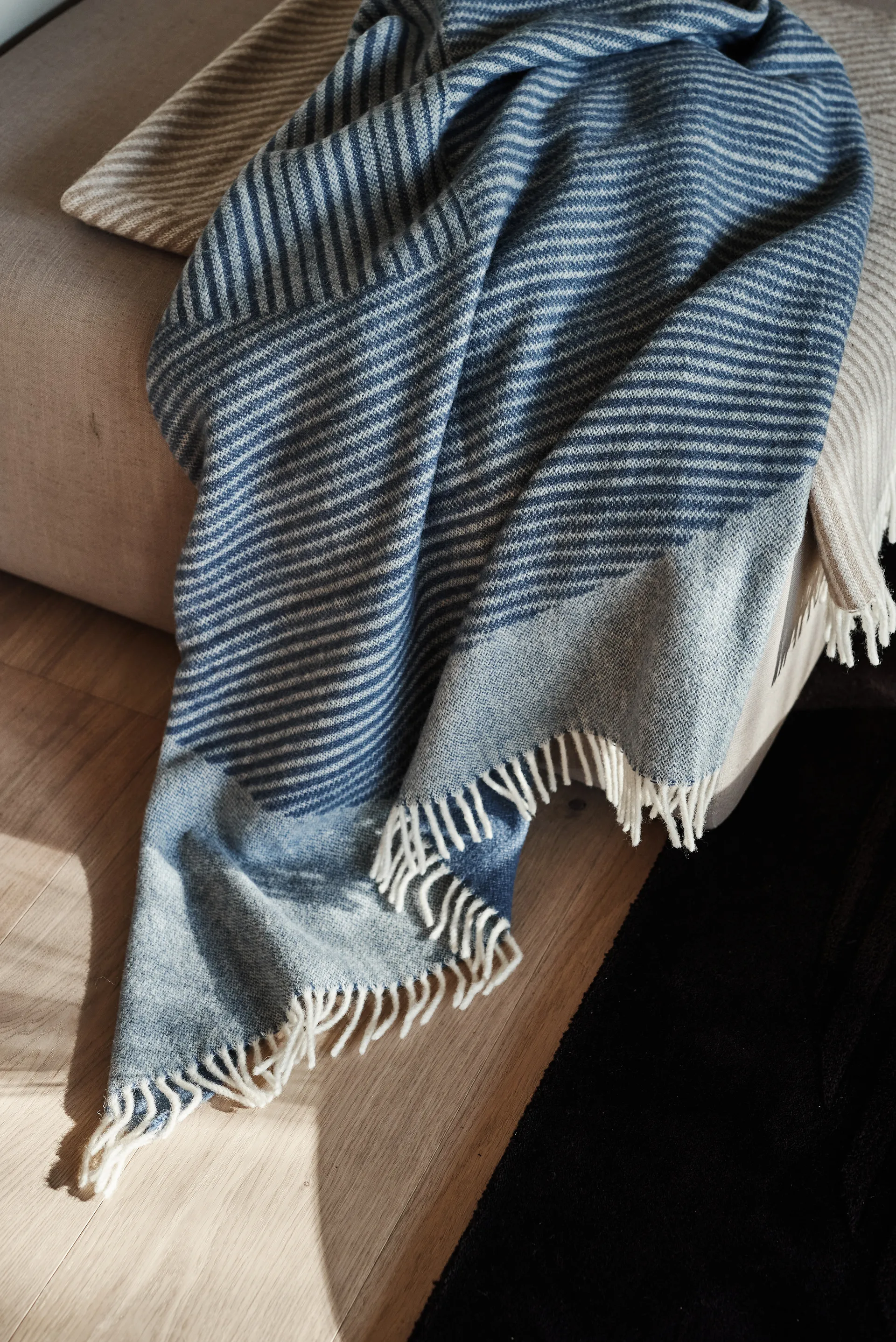 Circles 相交圆编织纹羊毛毯 130x185 cm, 蓝色 NJRD