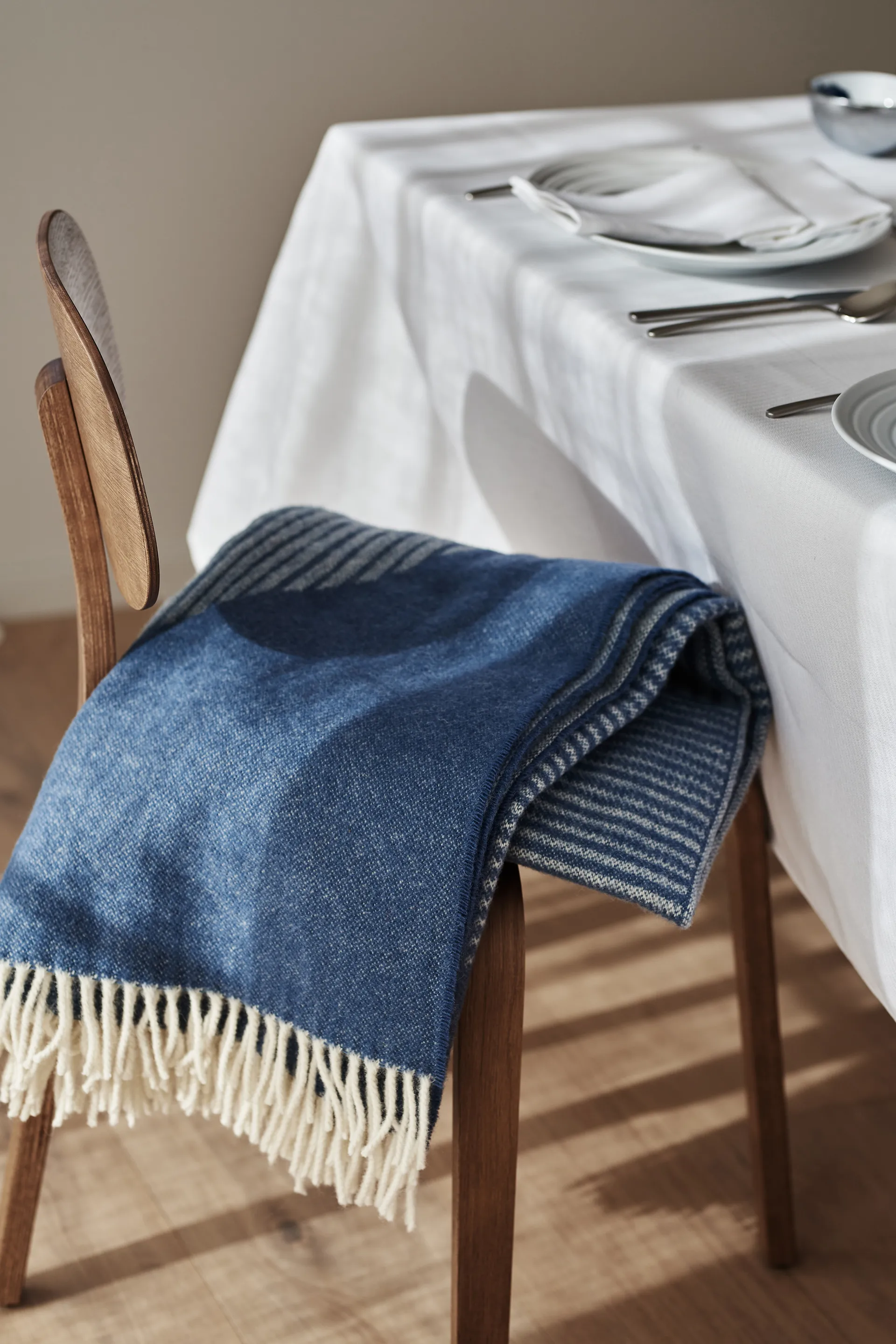 Circles 相交圆编织纹羊毛毯 130x185 cm, 蓝色 NJRD