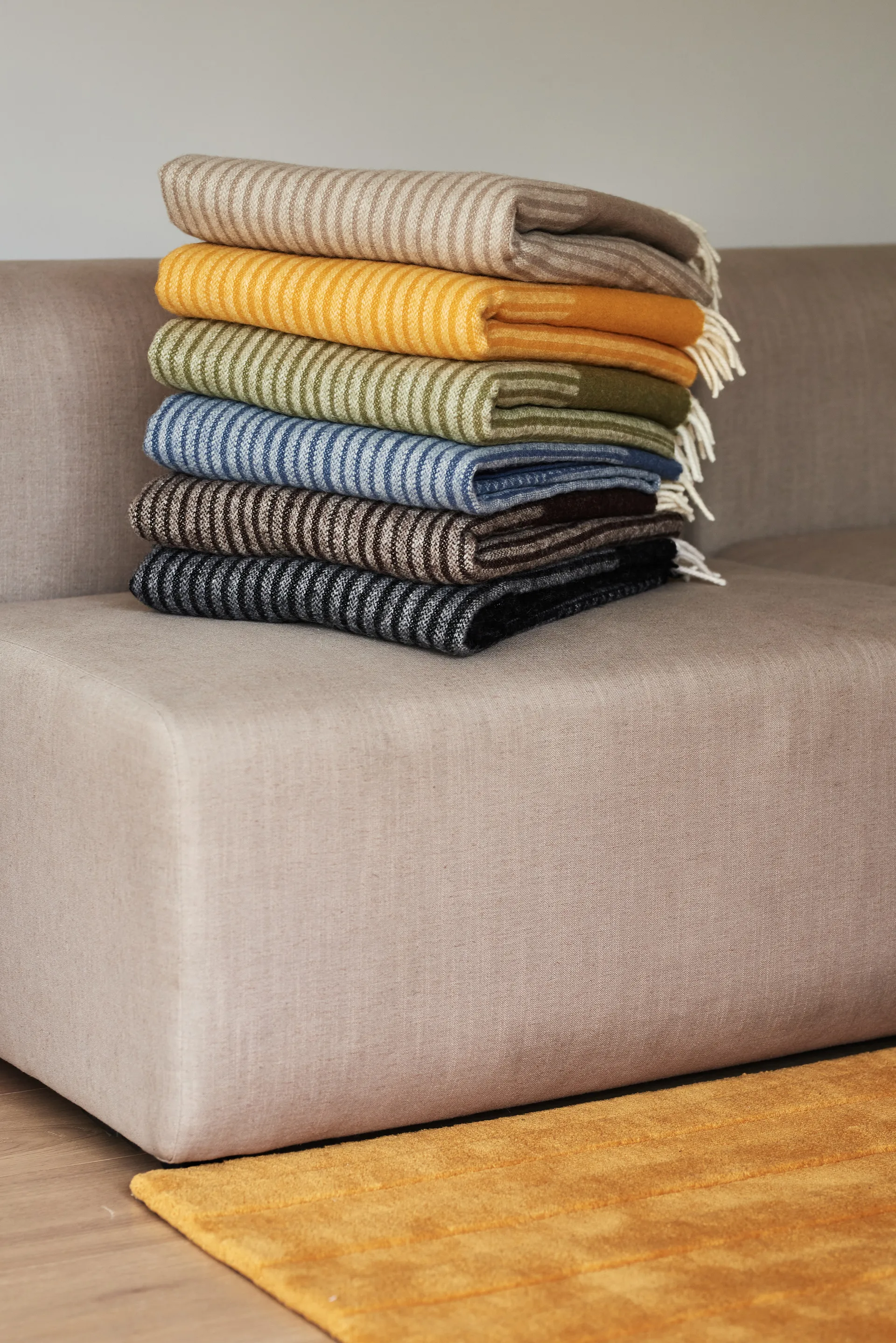 Circles 相交圆编织纹羊毛毯 130x185 cm, 蓝色 NJRD