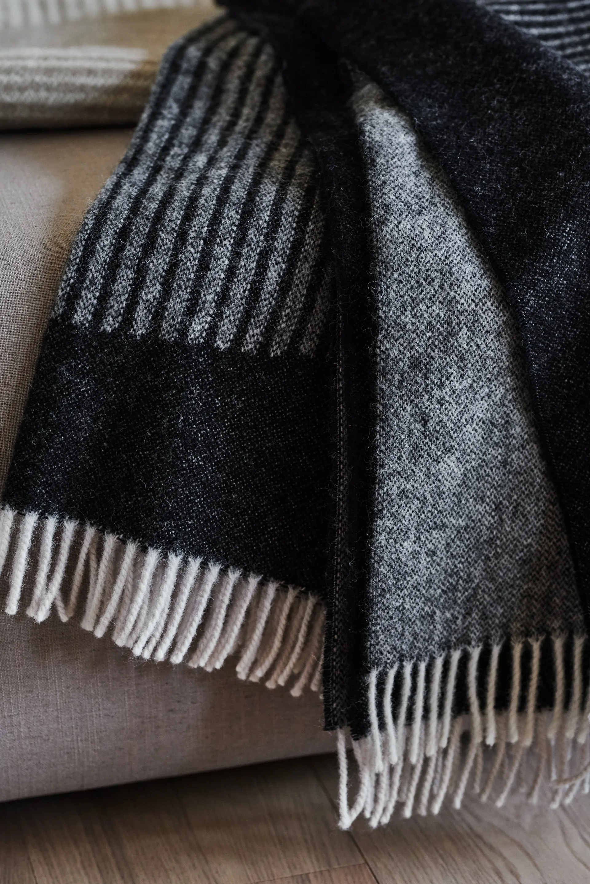 Circles 相交圆编织纹羊毛毯 130x185 cm, 黑色 NJRD