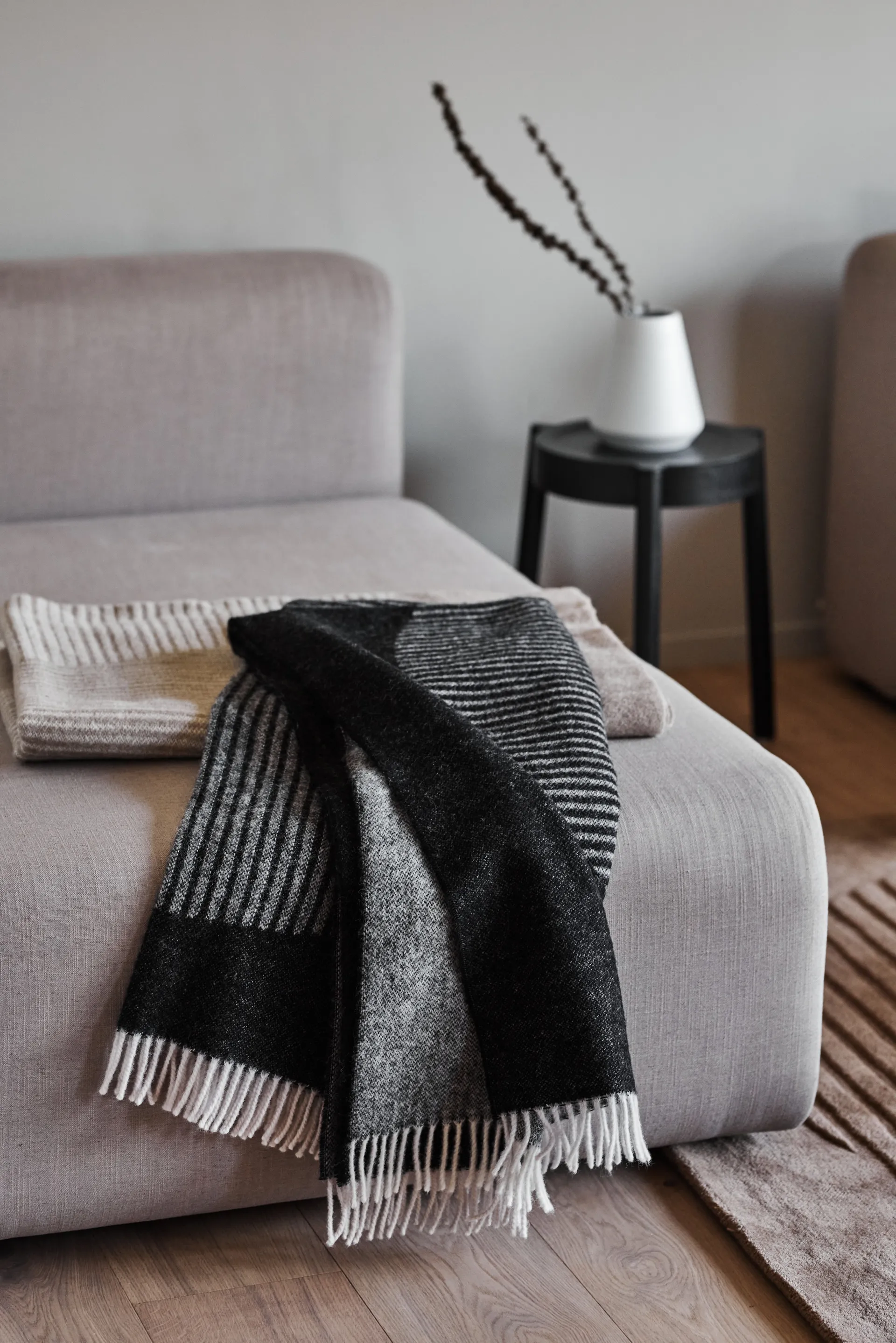 Circles 相交圆编织纹羊毛毯 130x185 cm, 黑色 NJRD