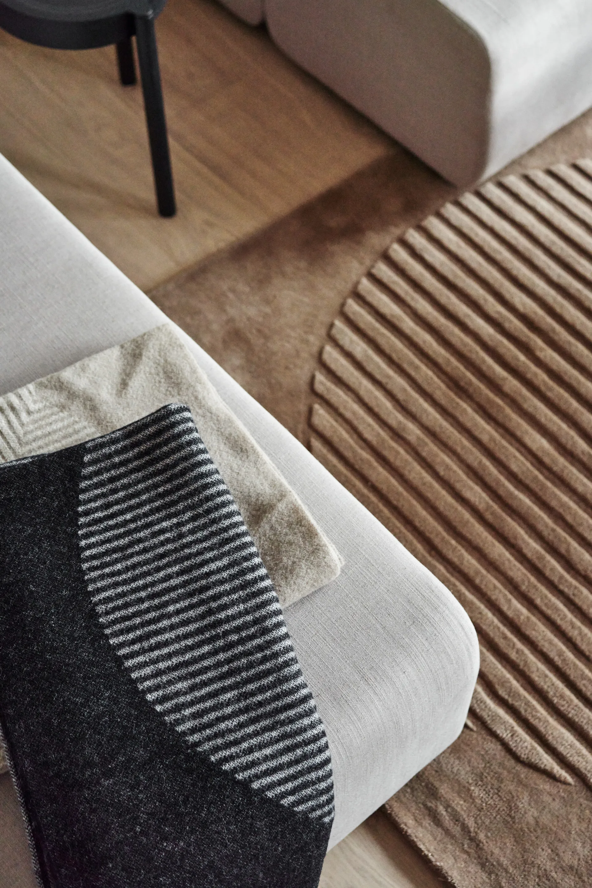 Circles 相交圆编织纹羊毛毯 130x185 cm, 黑色 NJRD