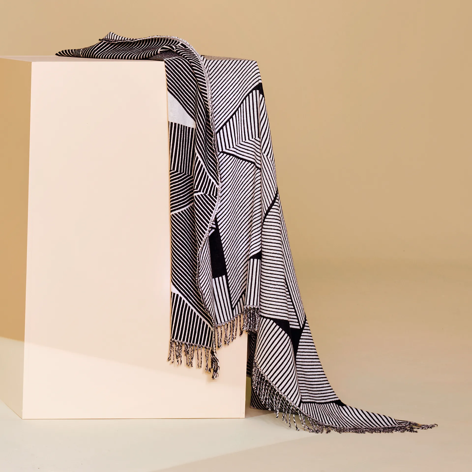 Metric 几何编织棉毯, 黑色 NJRD