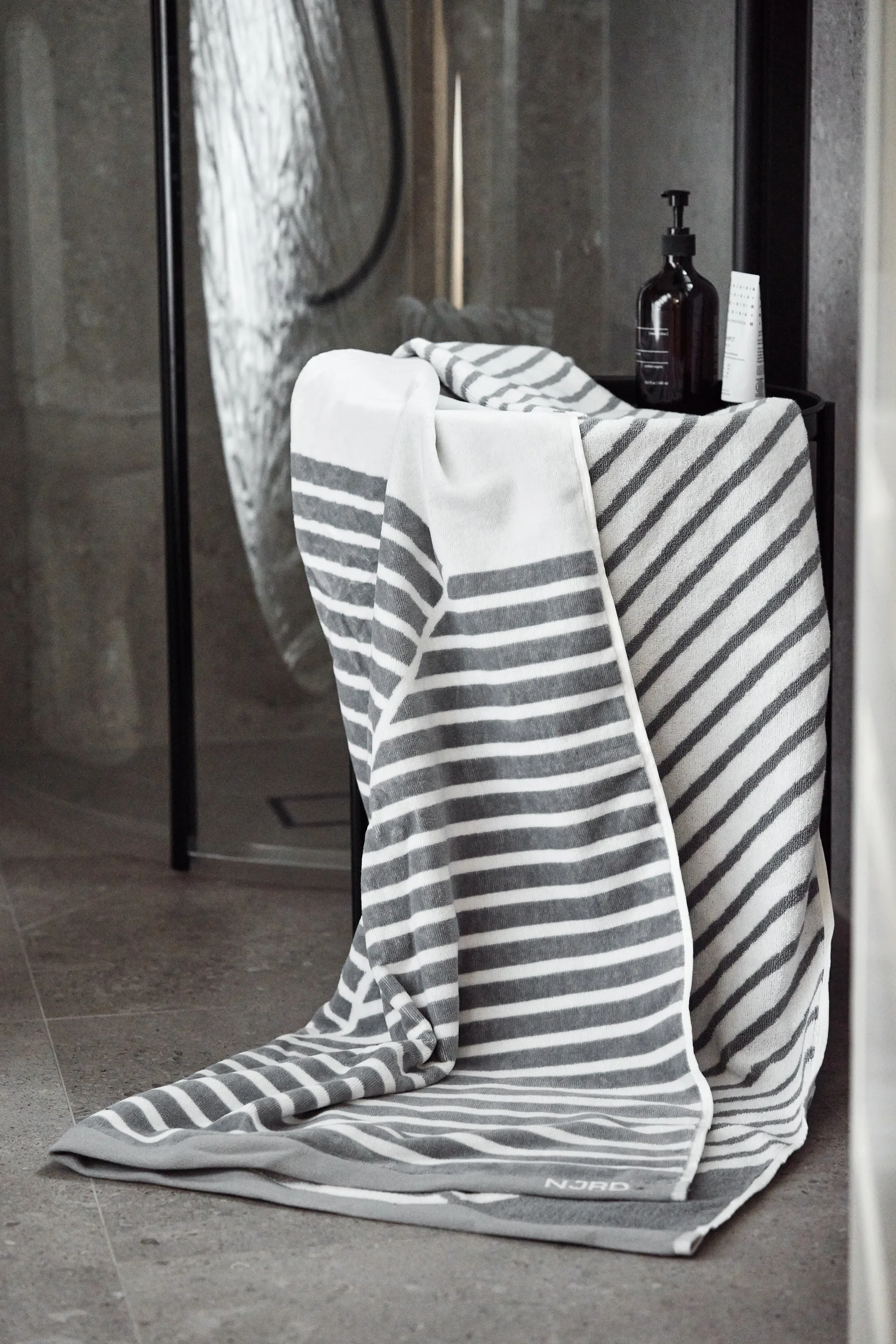 Stripes 条纹几何浴巾 100x150 cm, 灰色 NJRD