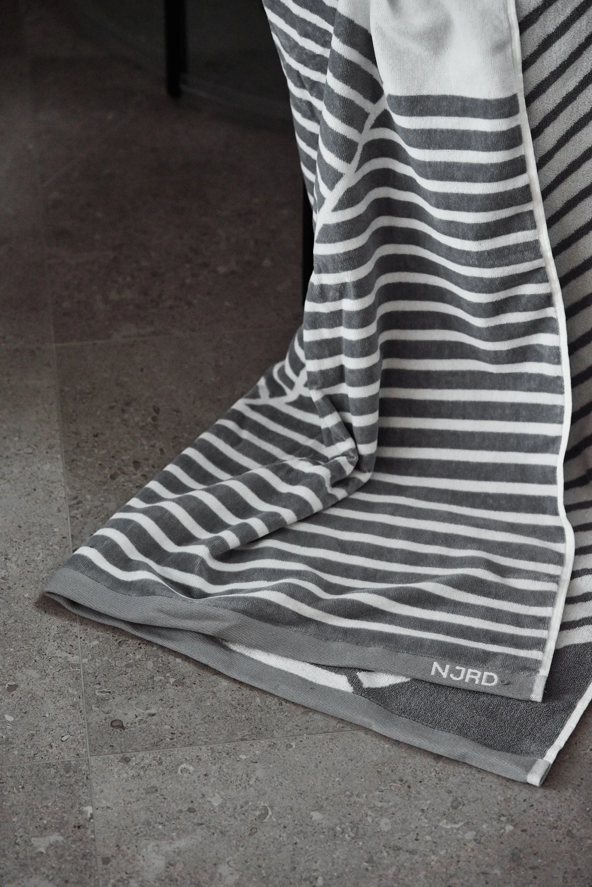 Stripes 条纹几何浴巾 100x150 cm, 灰色 NJRD