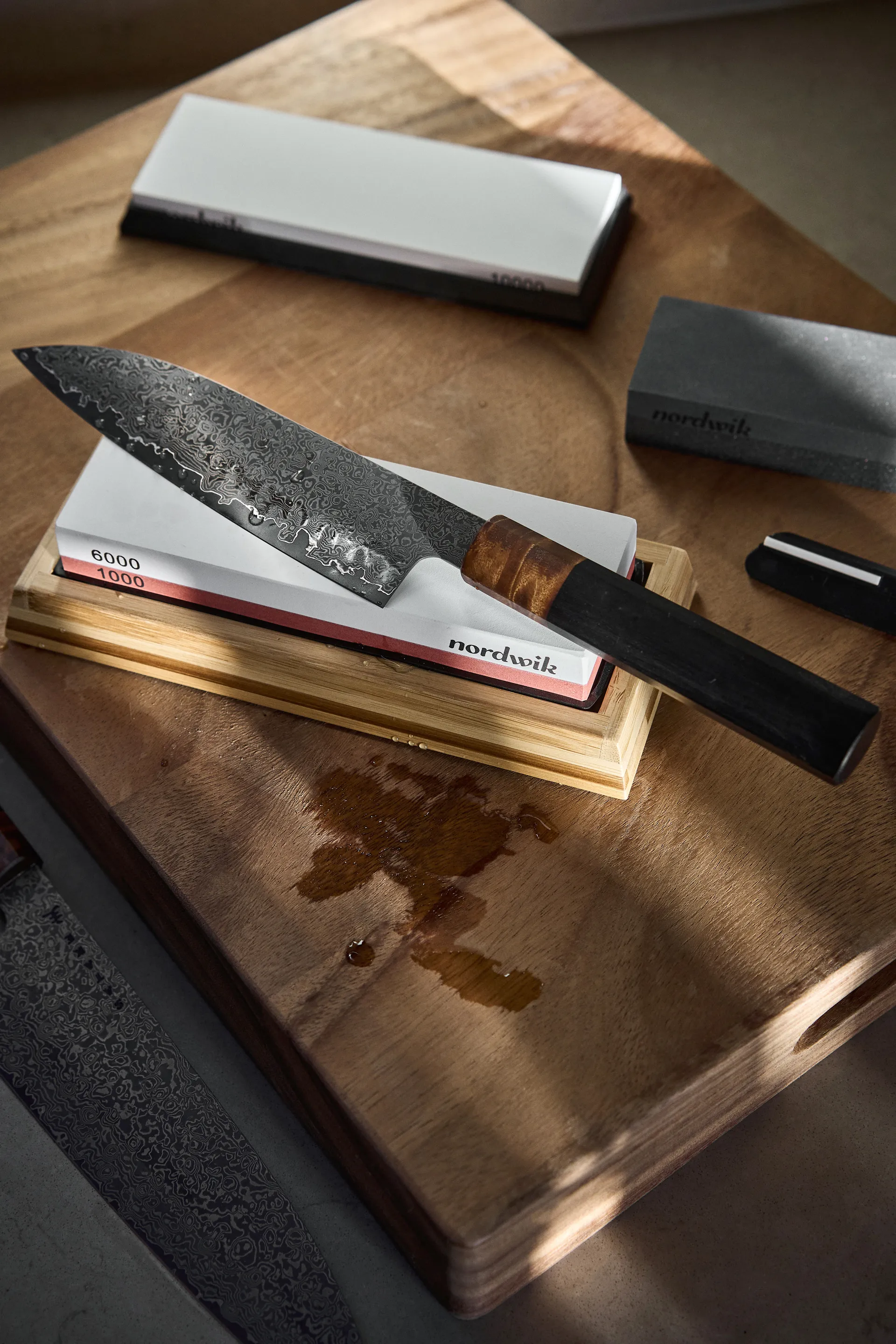 Wet sharpening stone with stand, 1000/6000 grit Nordwik