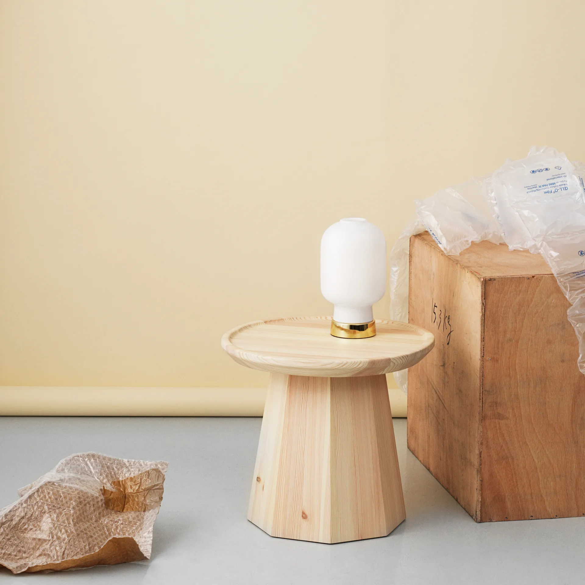 Amp台灯, 白色-brass Normann Copenhagen