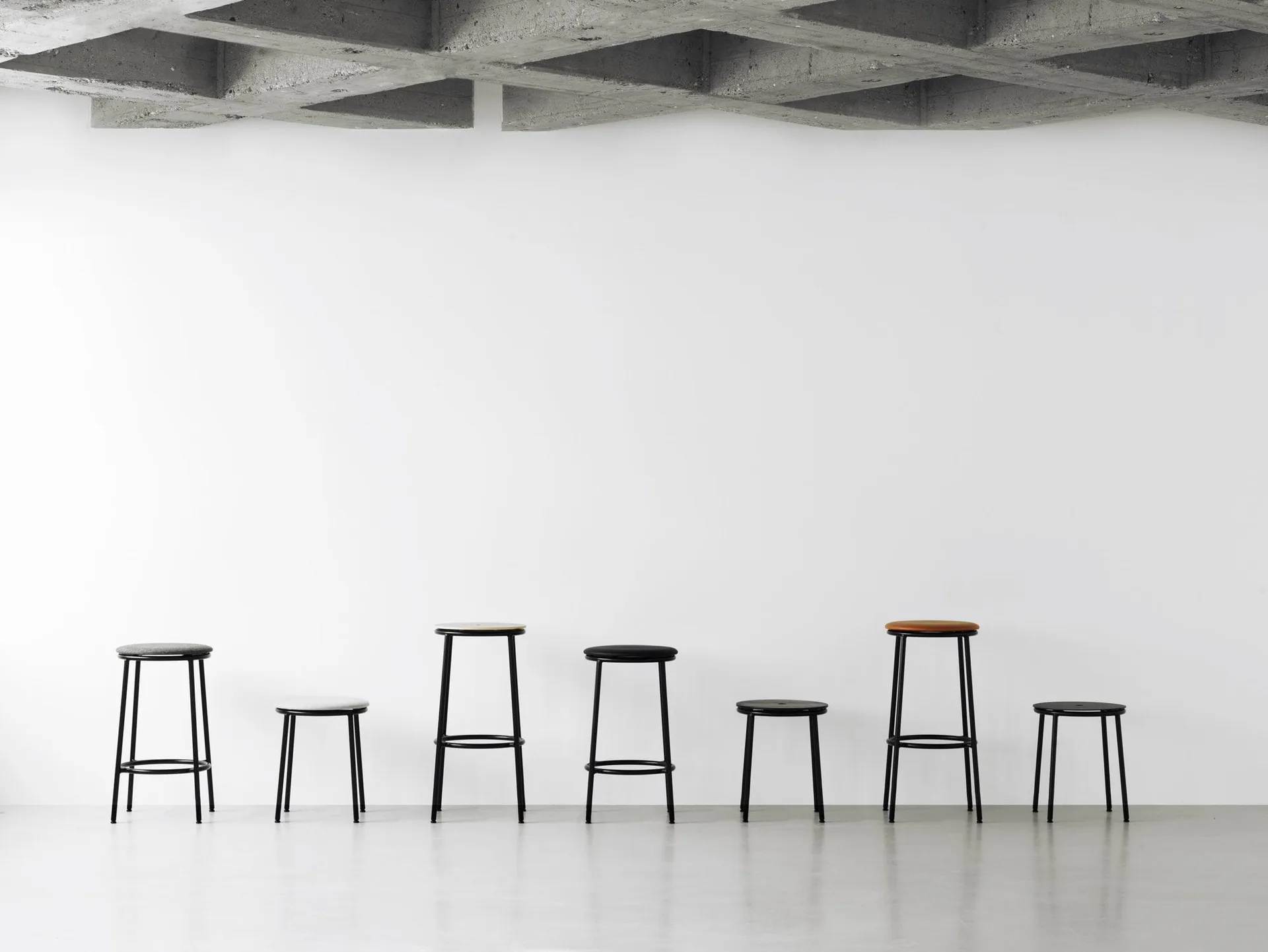 Circa 吧台凳45cm, 黑色铝制 Normann Copenhagen