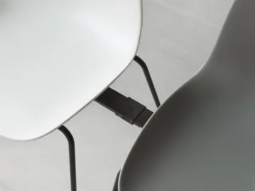 Form 可堆叠的椅子，2条黑腿，白色 - undefined - Normann Copenhagen