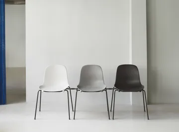 Form 可堆叠的椅子，2条黑腿，白色 - undefined - Normann Copenhagen