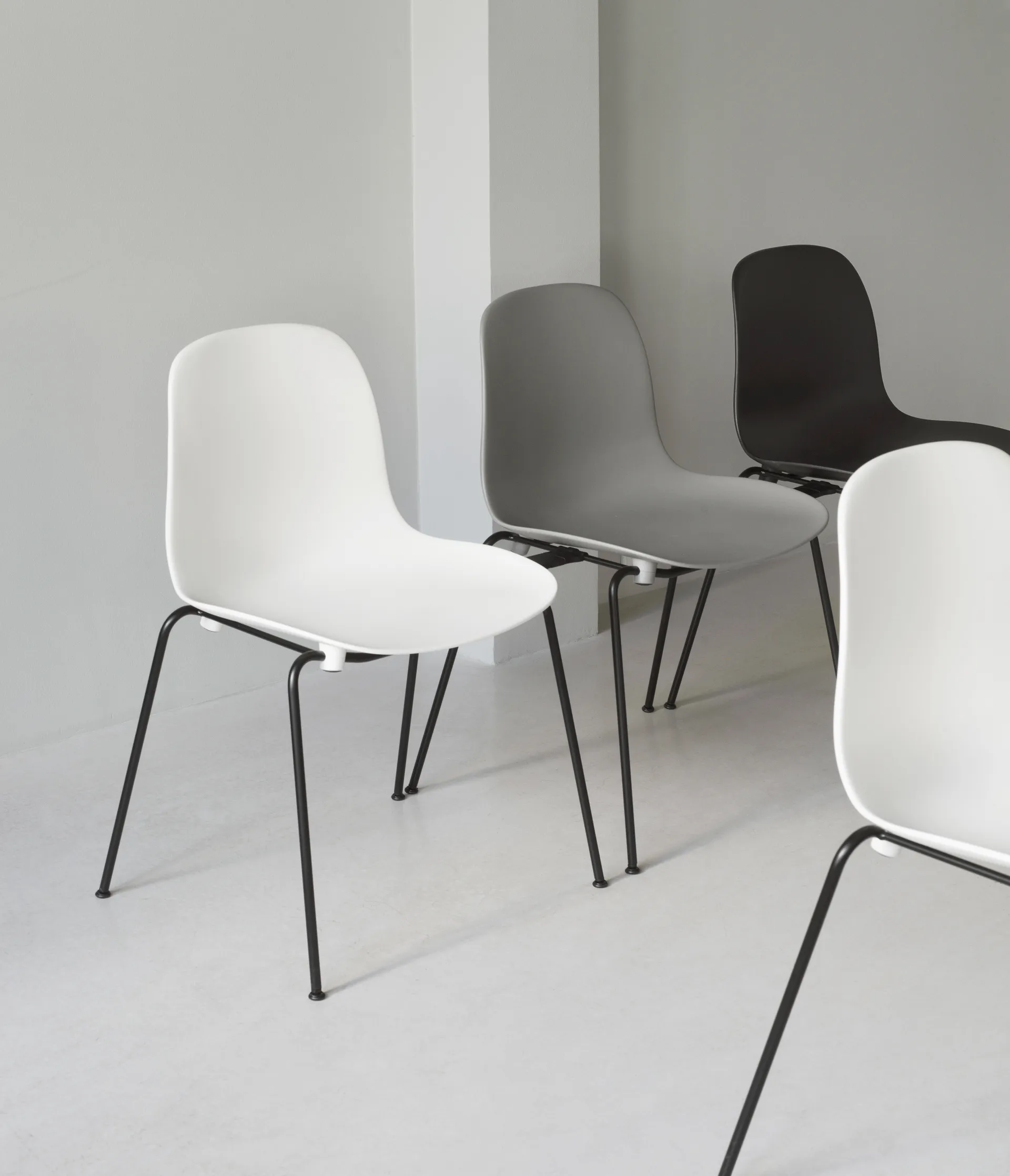 Form 可堆叠的椅子，2条黑腿，白色 Normann Copenhagen