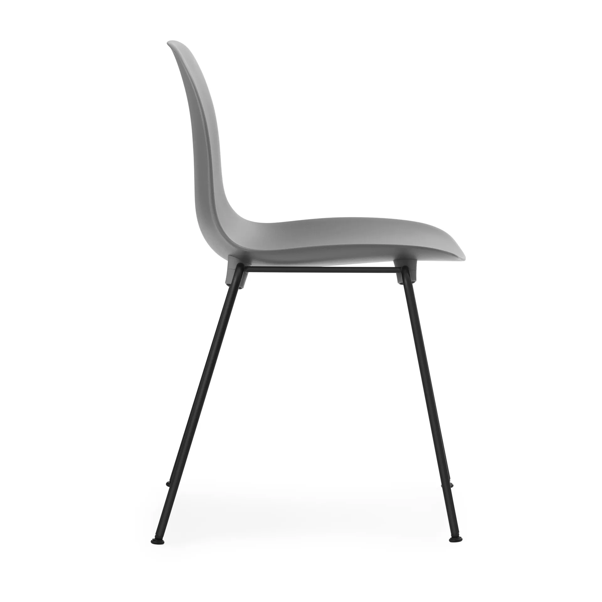Form 可堆叠的椅子，2条黑腿，灰色 Normann Copenhagen