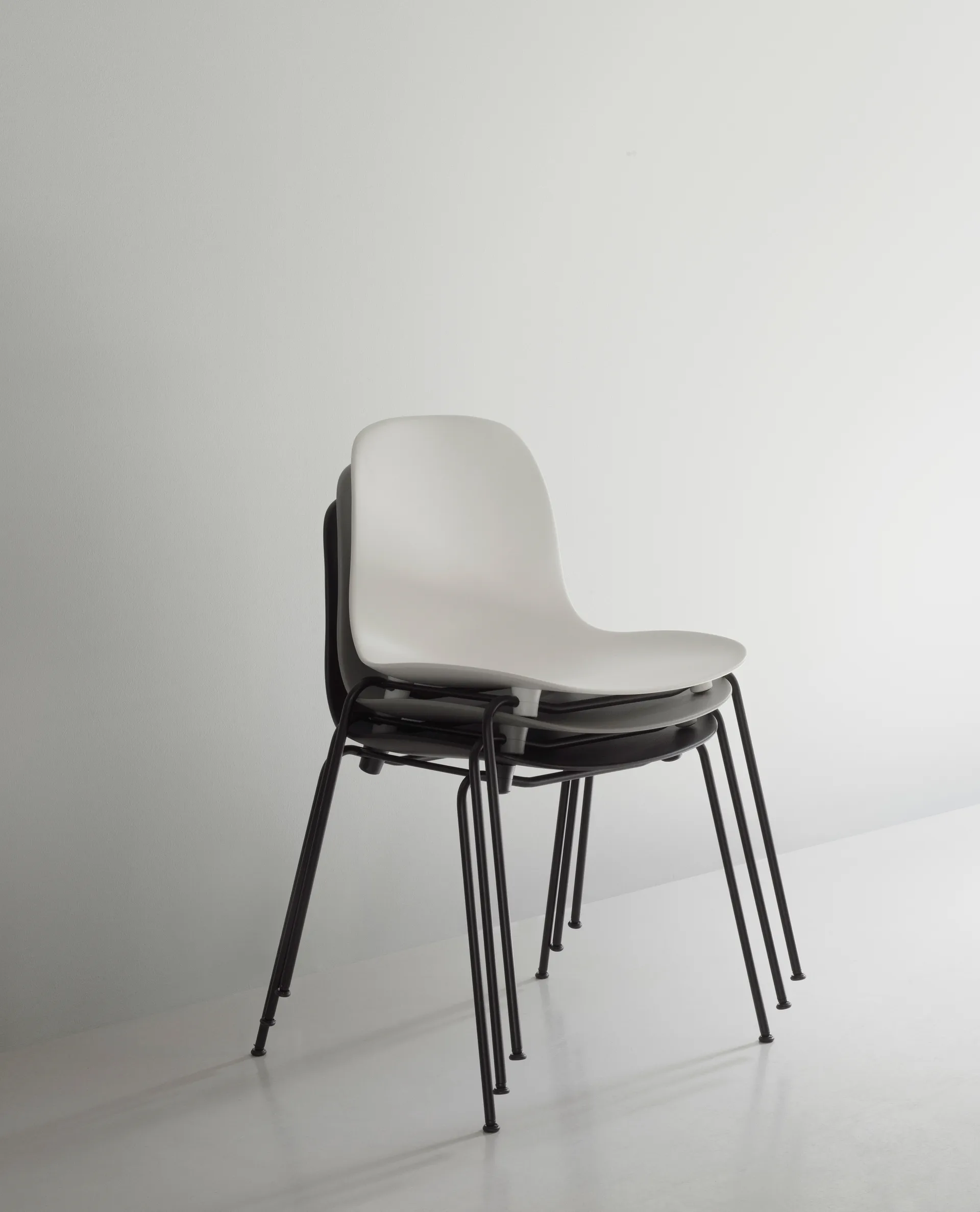 Form 可堆叠的椅子，2条黑腿，黑色 Normann Copenhagen