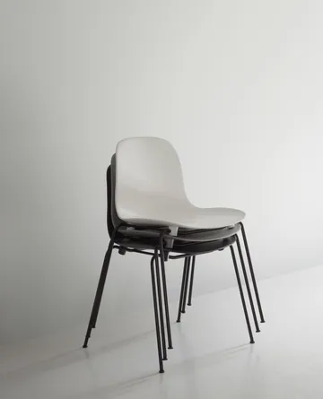 Form 可堆叠的椅子，2条黑腿，黑色 - undefined - Normann Copenhagen