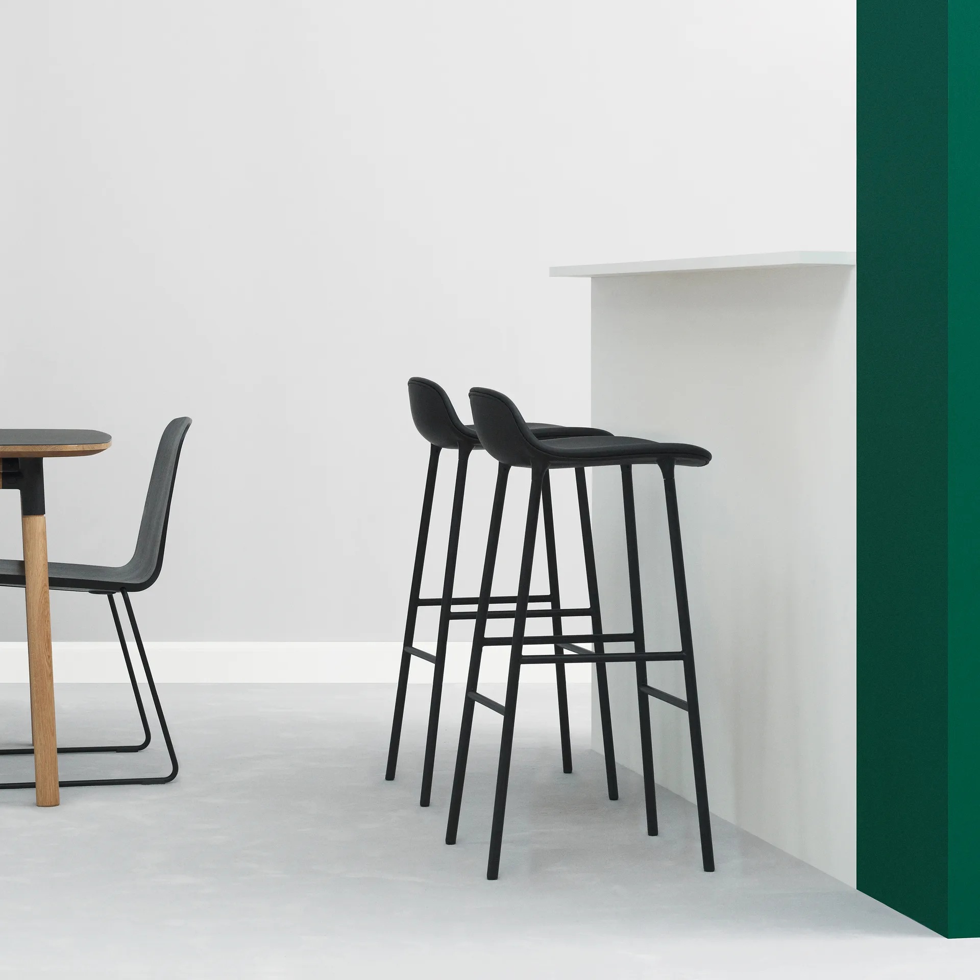Form 吧台椅 金属腿75cm, 黑色 Normann Copenhagen