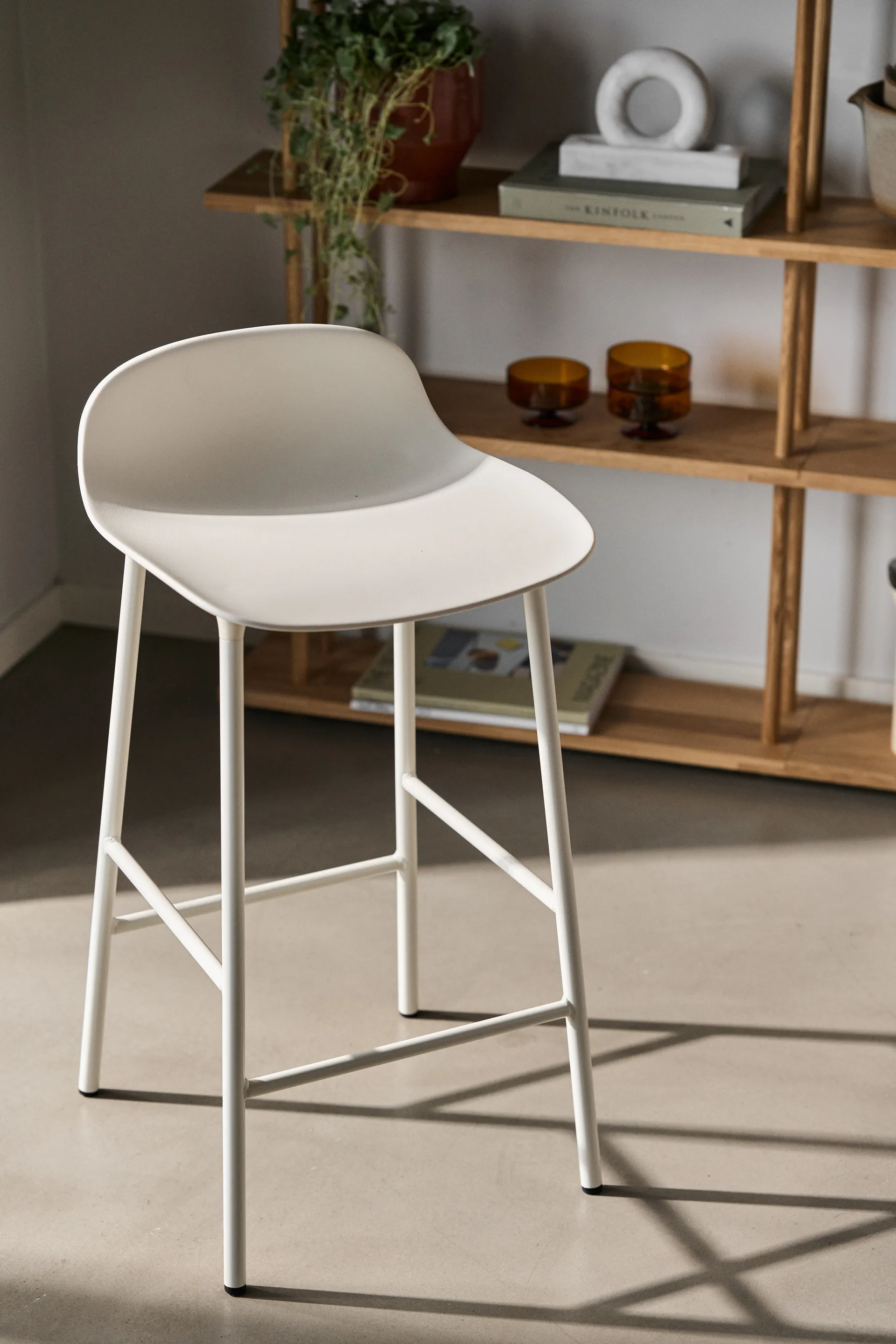 Form 吧台椅 金属腿, 白色 Normann Copenhagen
