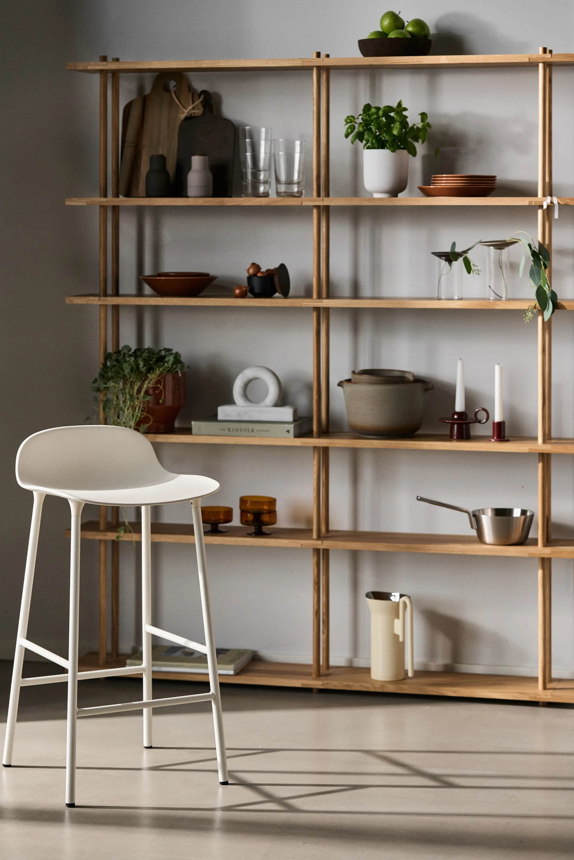 Form 吧台椅 金属腿, 白色 Normann Copenhagen