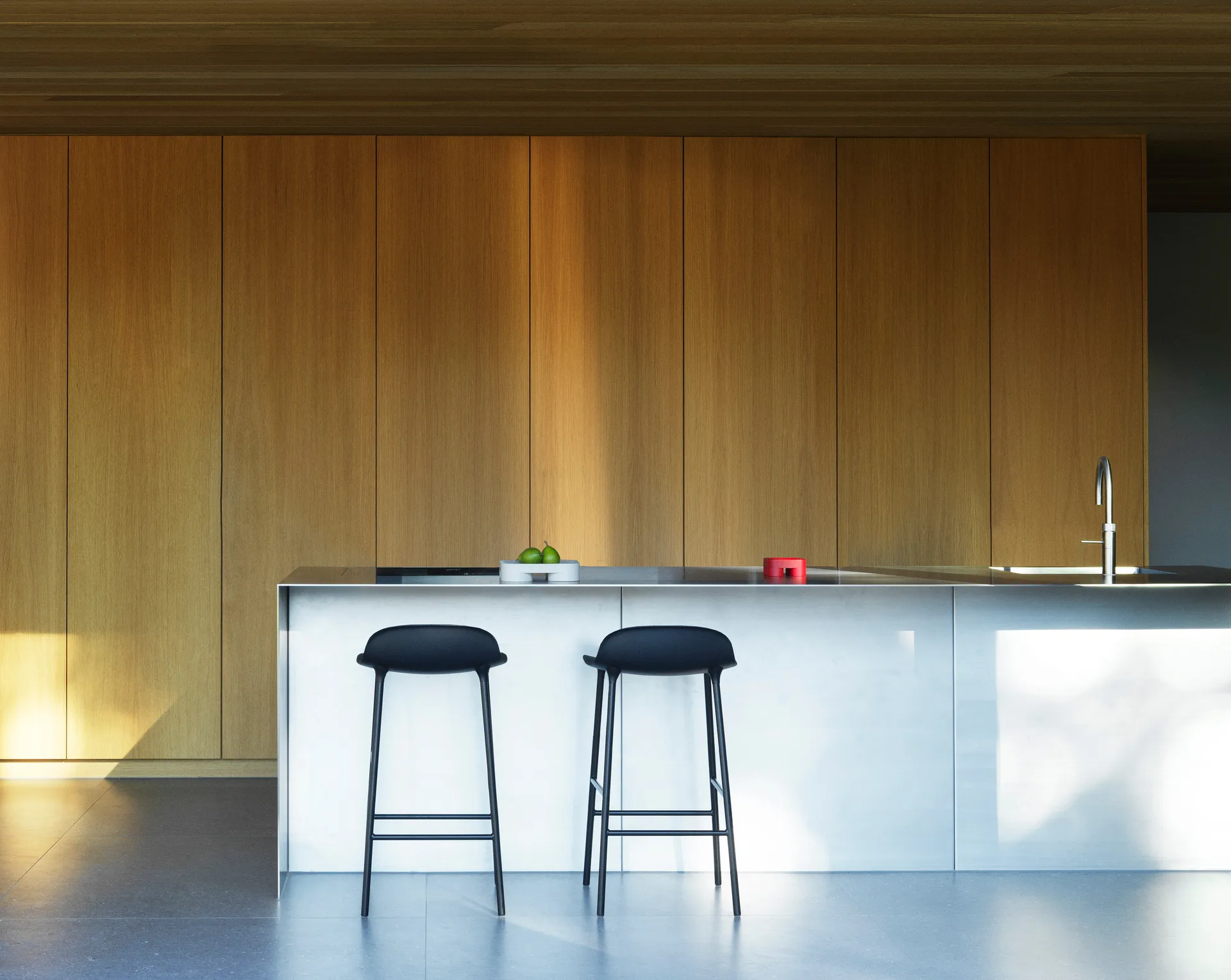 Form 吧台椅 金属腿, 黑色 Normann Copenhagen