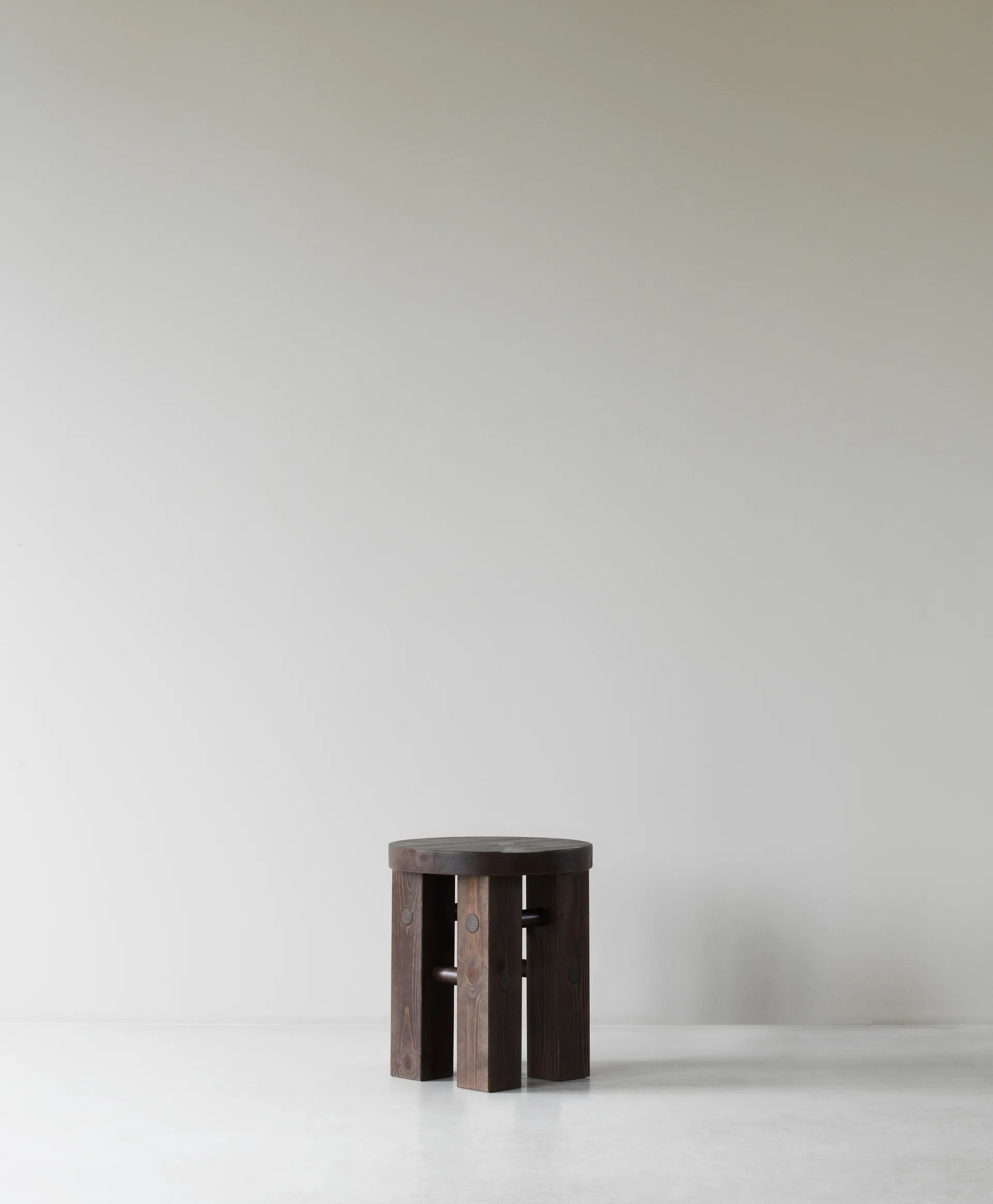 Fyr 凳子 45cm, 深棕色 Normann Copenhagen