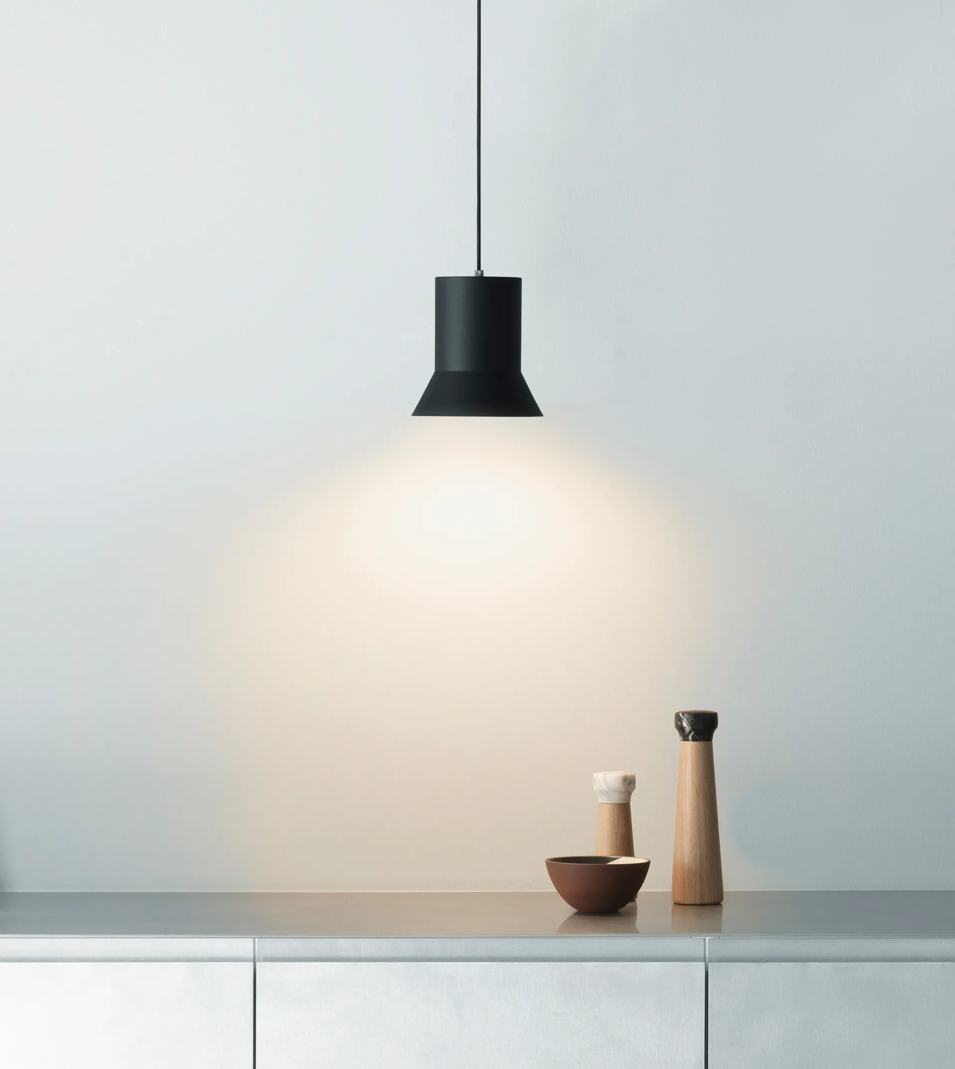 Hat中号吸顶灯, 黑色 Normann Copenhagen