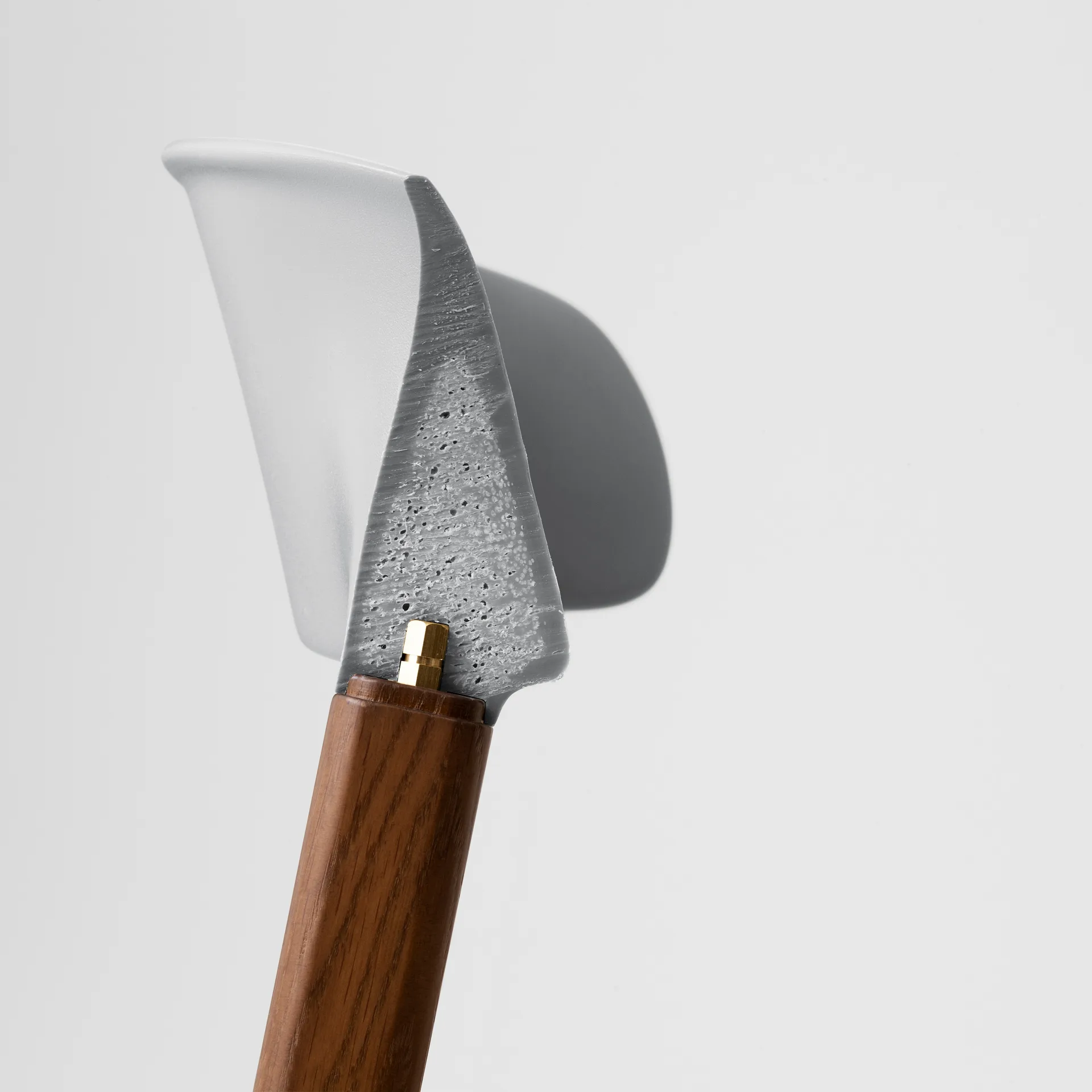 Herit 烟熏橡木椅由 Simon Legald 为设计品牌 Normann Copenhagen 设计。其简洁的斯堪的纳维亚风格使其无论在餐厅还是卧室都表现出色，既可单独摆放，也可成组使用。框架由美观的烟熏橡木制成，座垫和靠背在最需要支撑的地方提供了恰到好处的填充。, 灰色 Normann Copenhagen