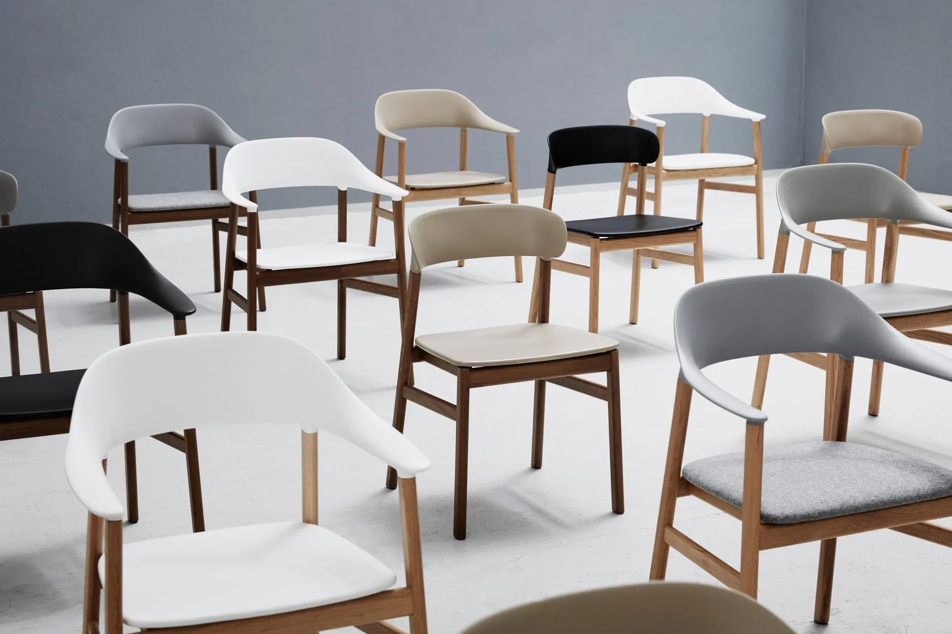 Herit 椅子 烟熏橡木, 沙色 Normann Copenhagen
