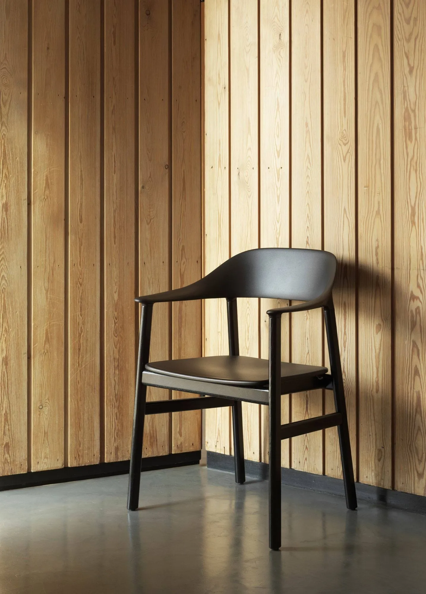 Herit 烟熏橡木材质扶手椅, 黑色 Normann Copenhagen