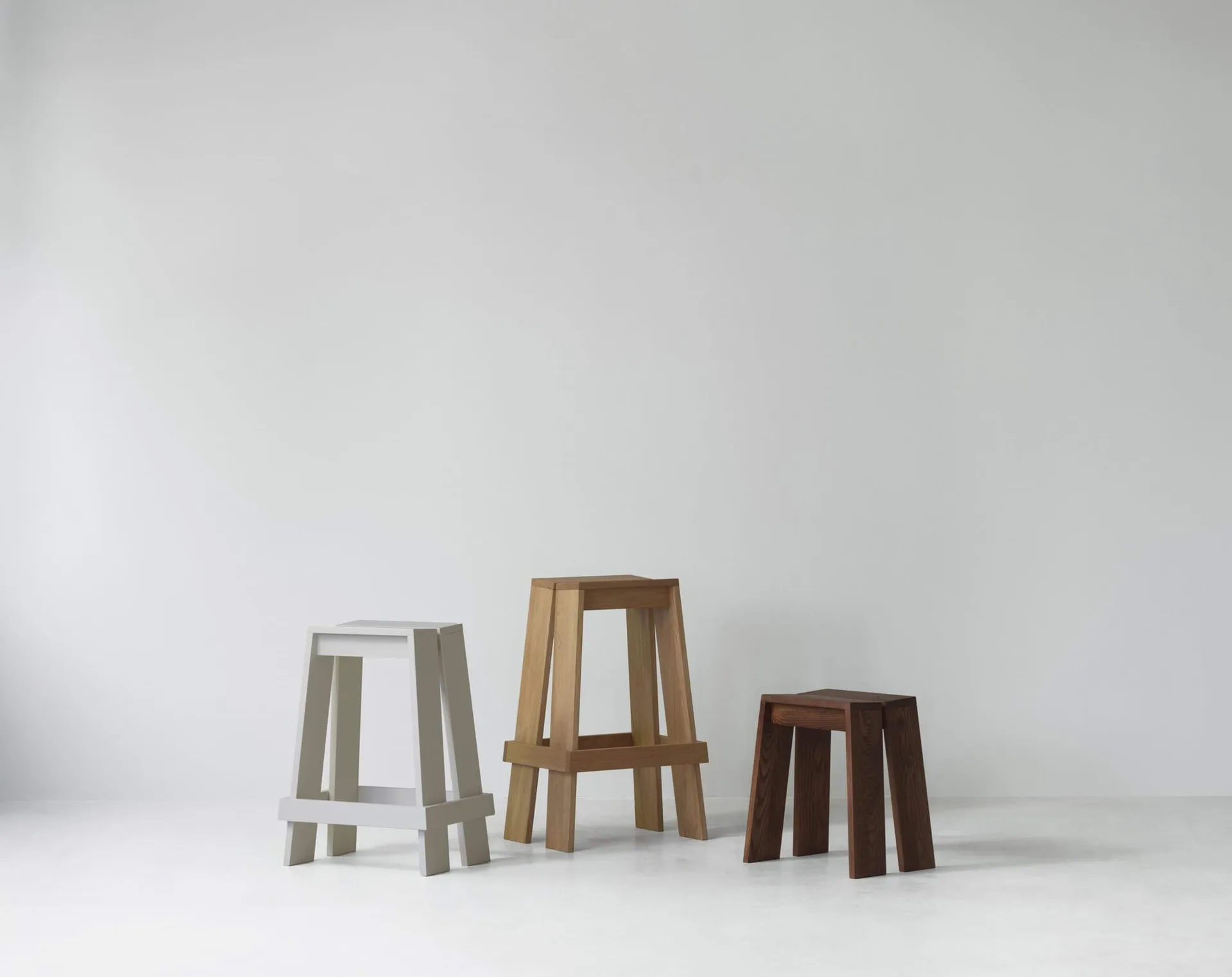 Let 北欧简约凳子小凳, 棕色染色白蜡木 Normann Copenhagen