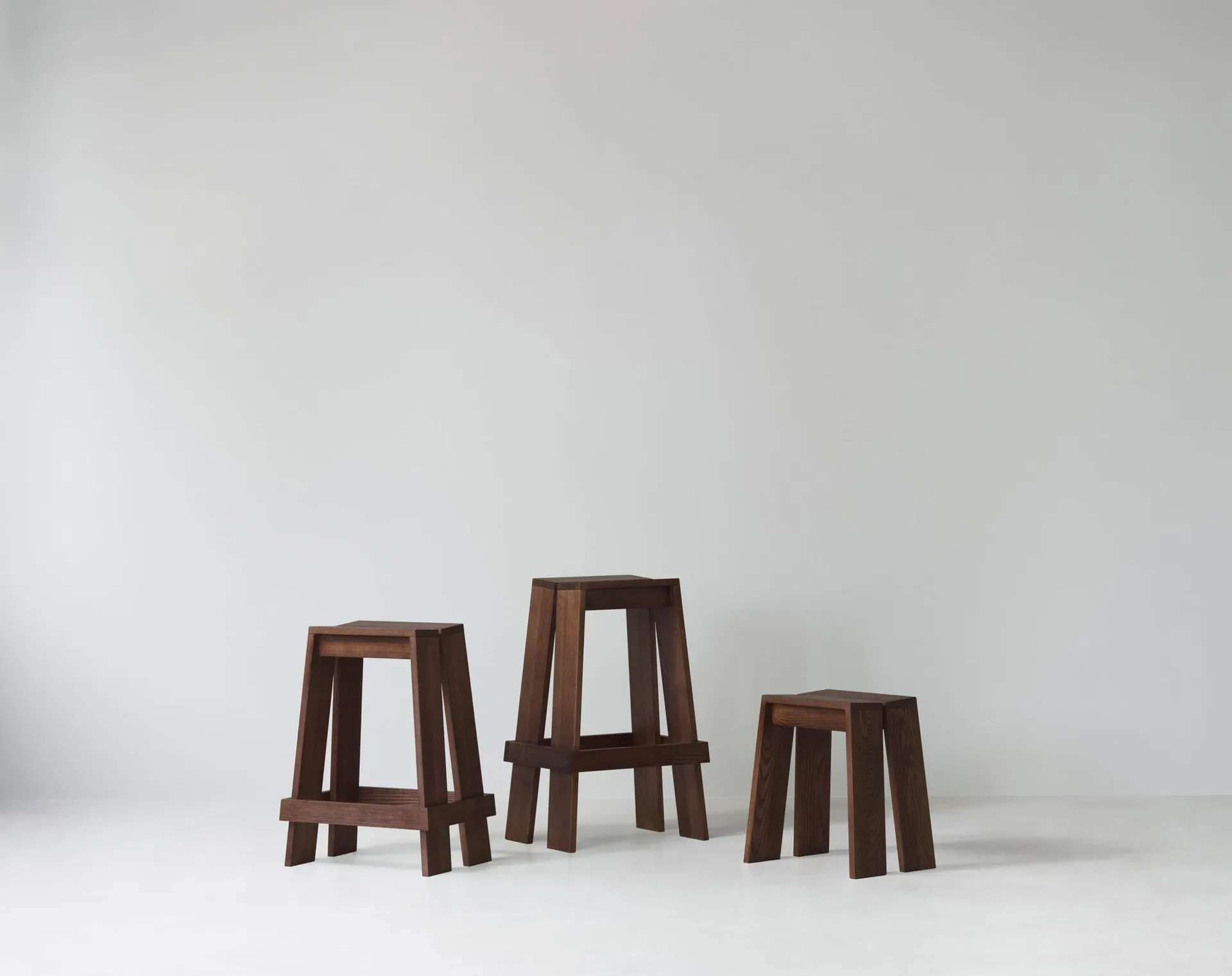 Let 北欧简约凳子小凳, 棕色染色白蜡木 Normann Copenhagen
