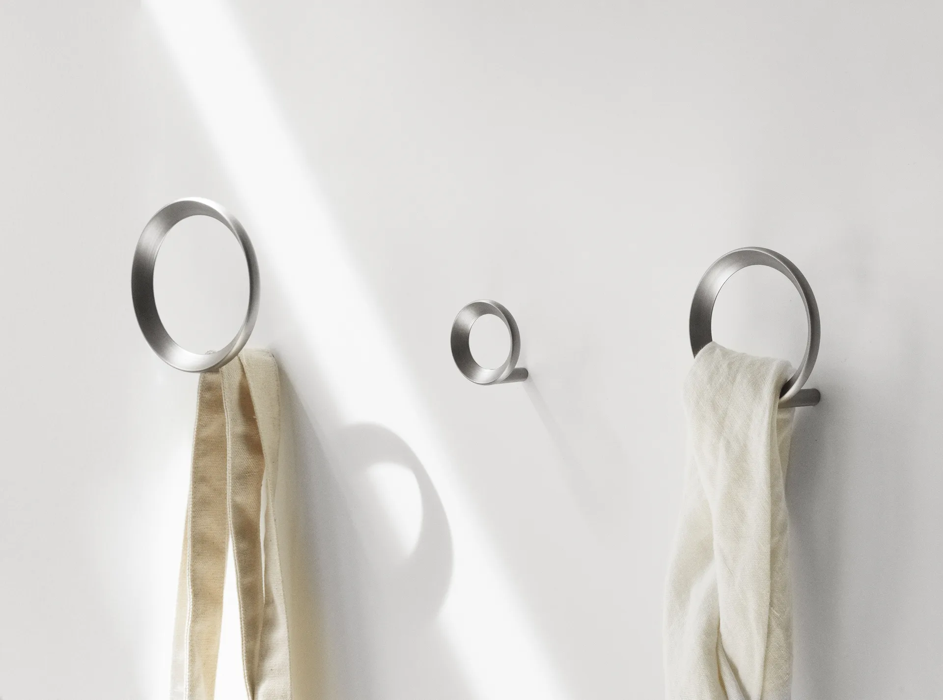 Loop 中挂钩Ø7.8cm, 拉丝锌色 Normann Copenhagen
