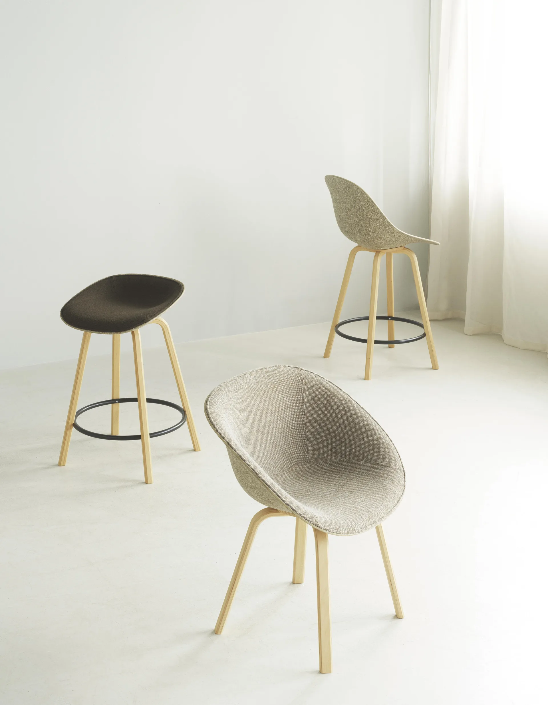 Mat 高脚凳 前饰面软包 65cm, Ultra 41599_麻色_山毛榉_黑色钢材 Normann Copenhagen